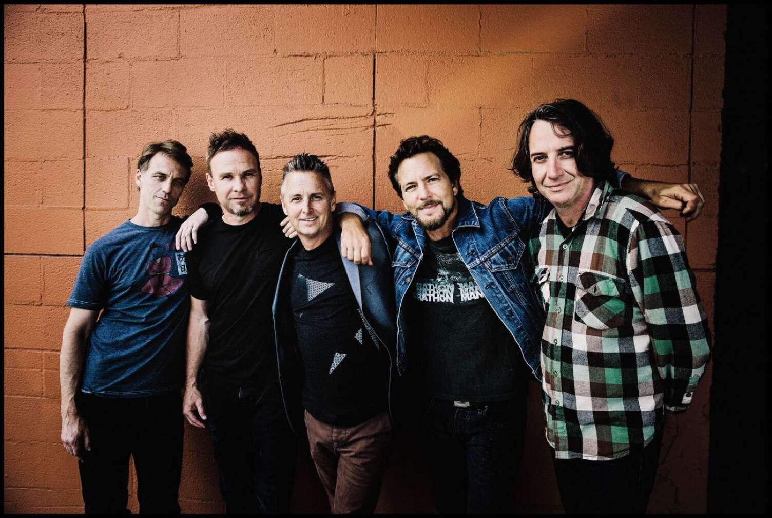 Pearl Jam liegen sich in den Armen