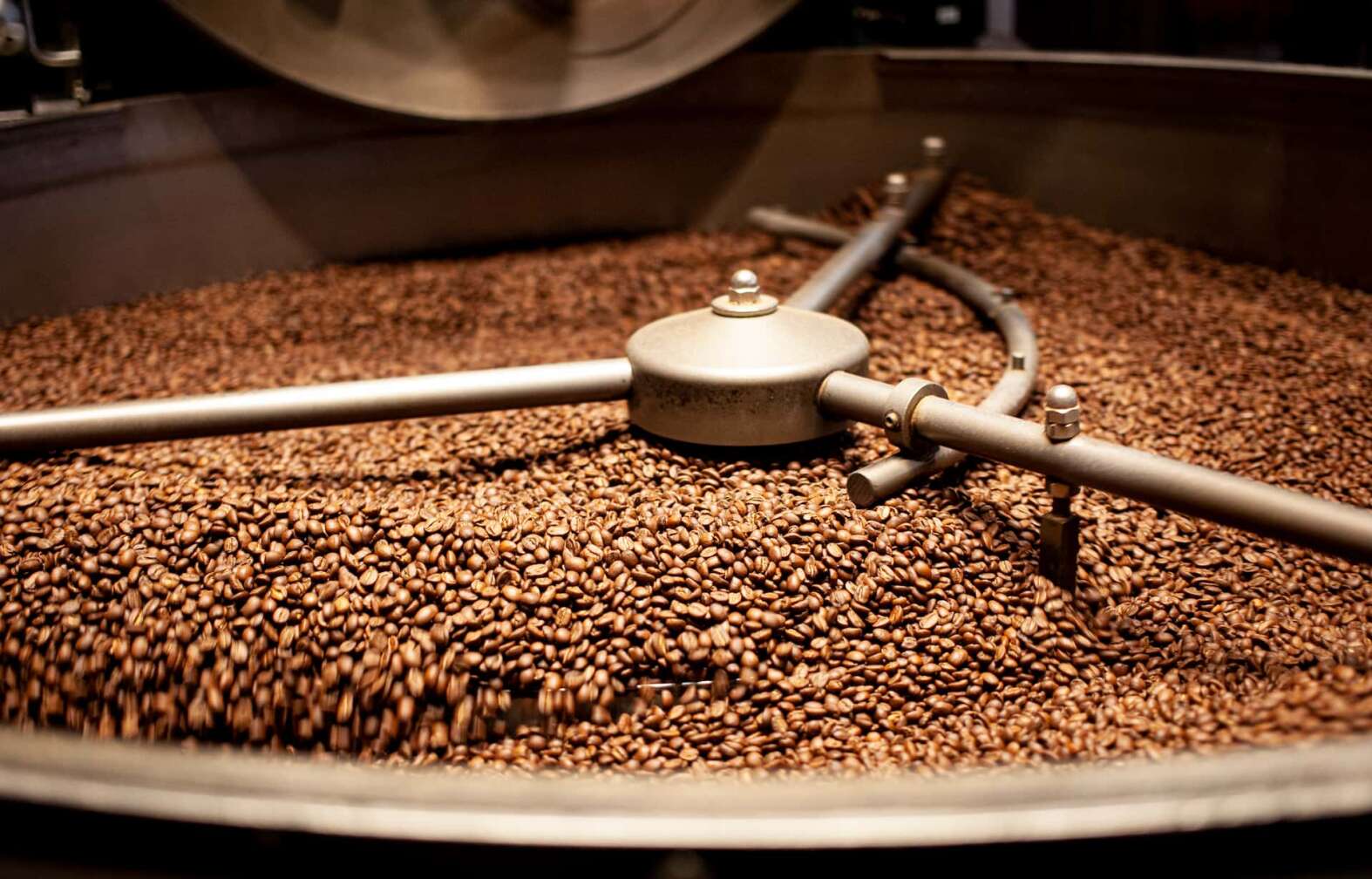 Kaffeebohnen werden in einem Kessel geröstet in der Speicherstadt Kaffeerösterei