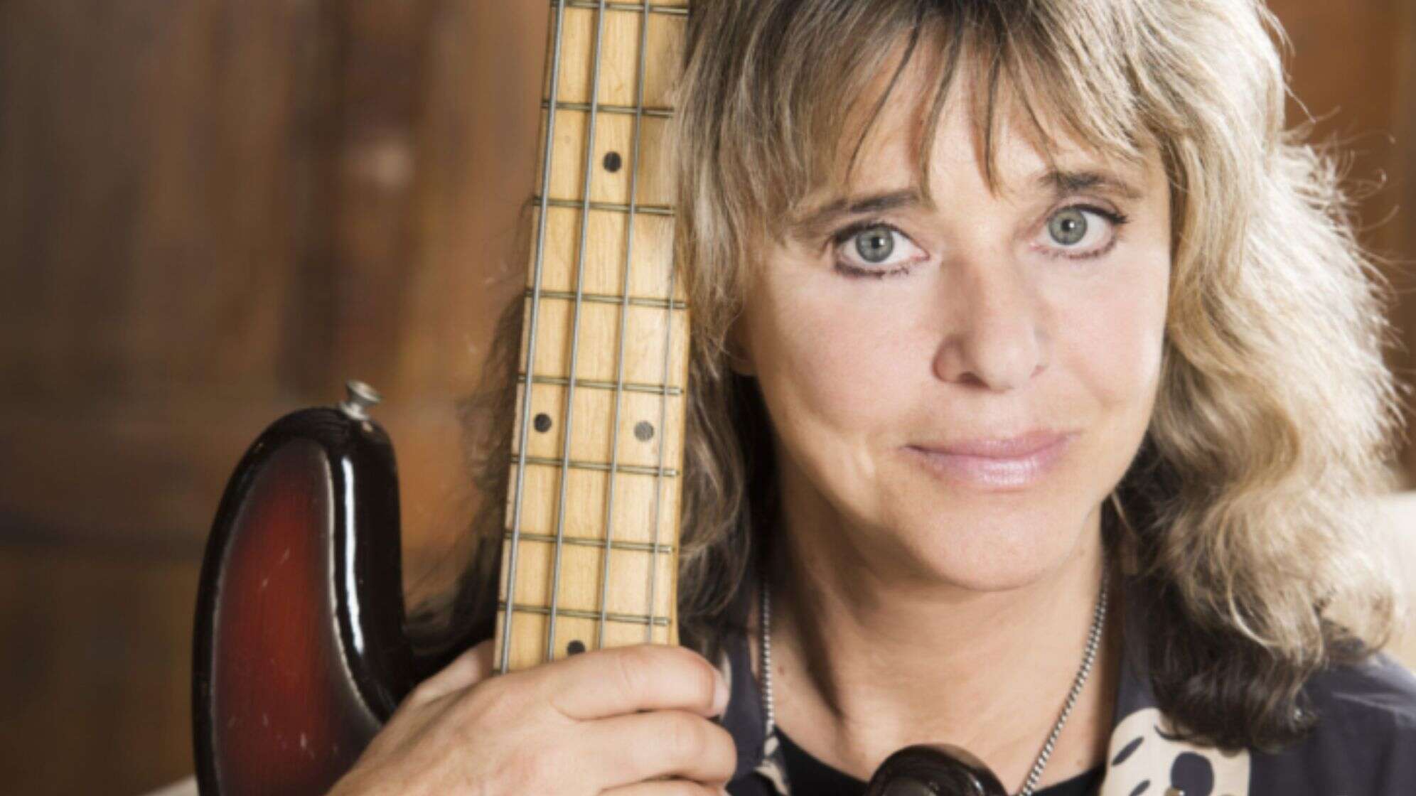 Suzi Quatro mit ihrer Gitarre in der Hand