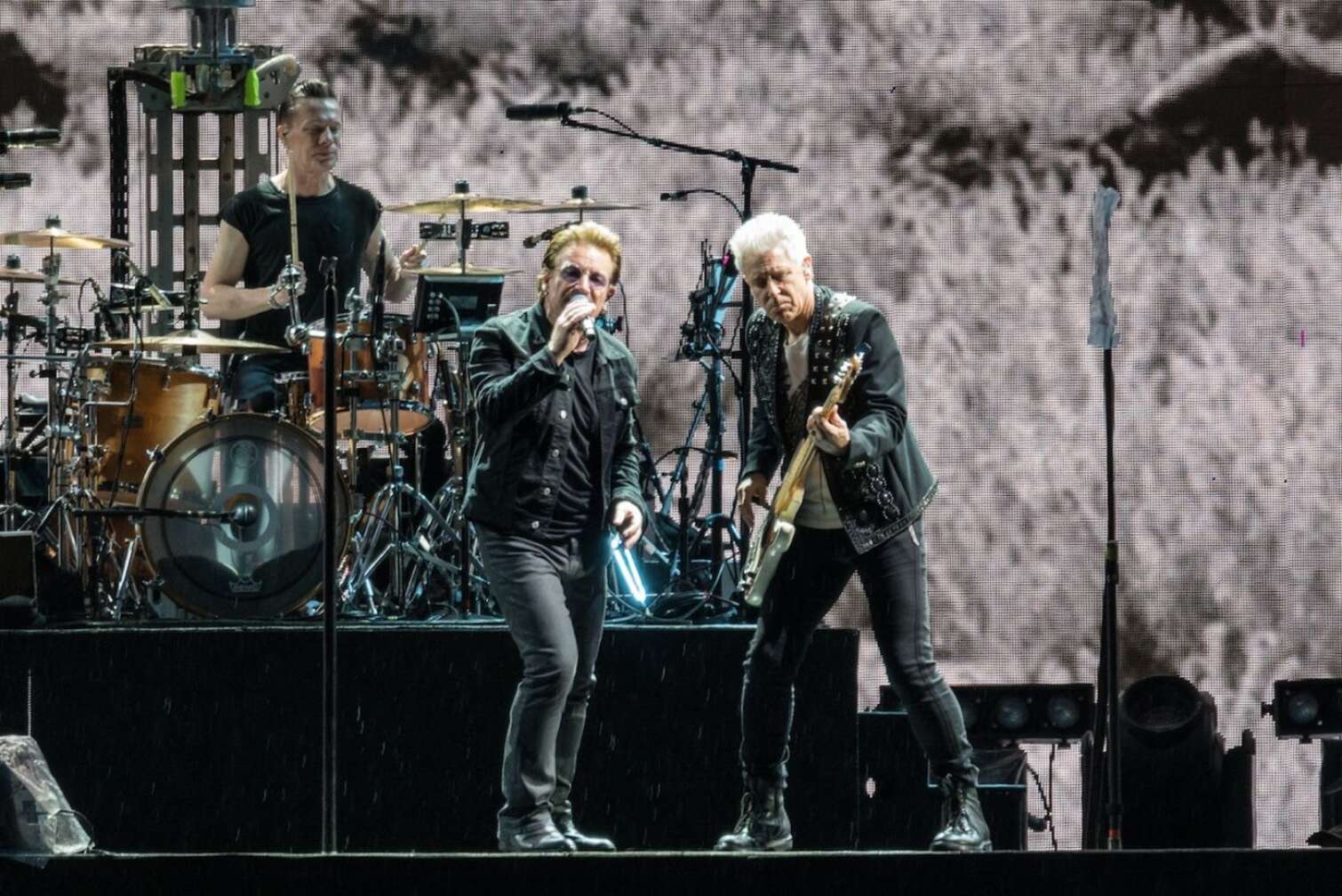 U2 bei einer Live-Show auf der Bühne