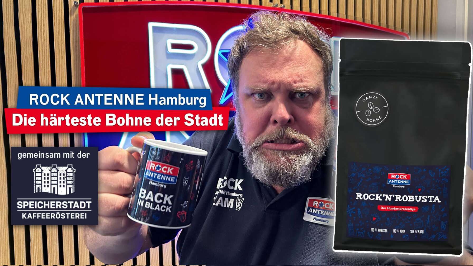 ROCK ANTENNE Hamburg Frühschicht Moderator Alex Schmidt mit zwei ROCK ANTENNE Hamburg Kaffeetassen, dazu der Text: "ROCK ANTENNE Hamburg die härtestes Bohne der Stadt"