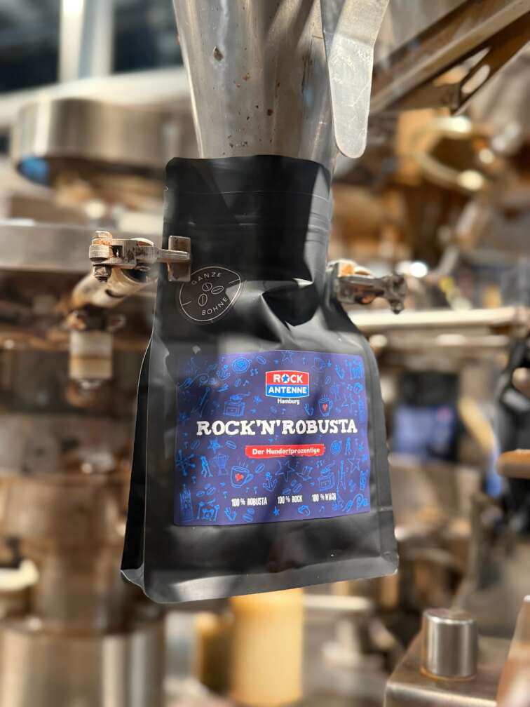 Der ROCK ANTENNE Hamburg Kaffee ROCK'N'ROBUSTA wird in der Speicherstadt Kaffeerösterei abgefüllt