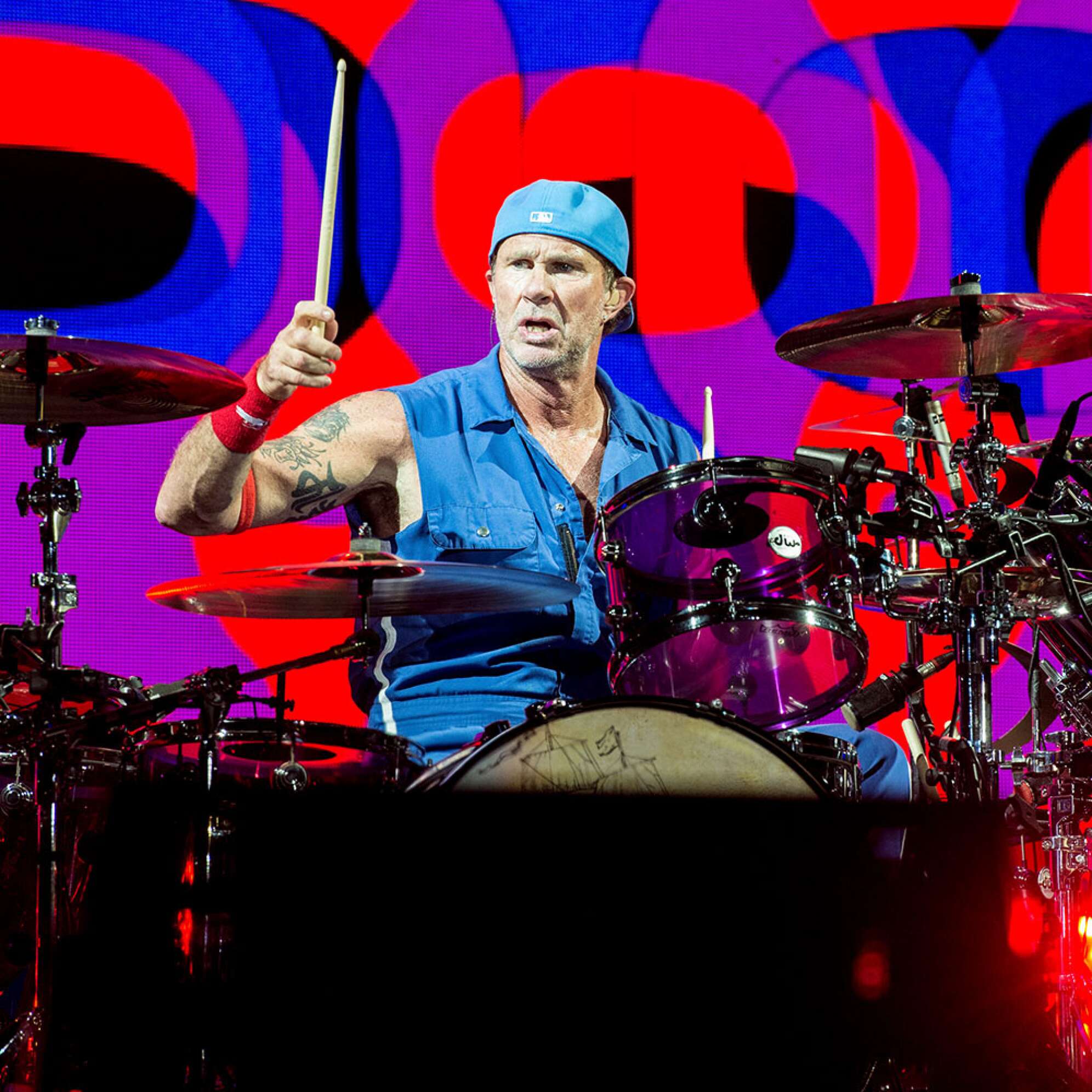 Chad Smith am Schlagzeug spielen