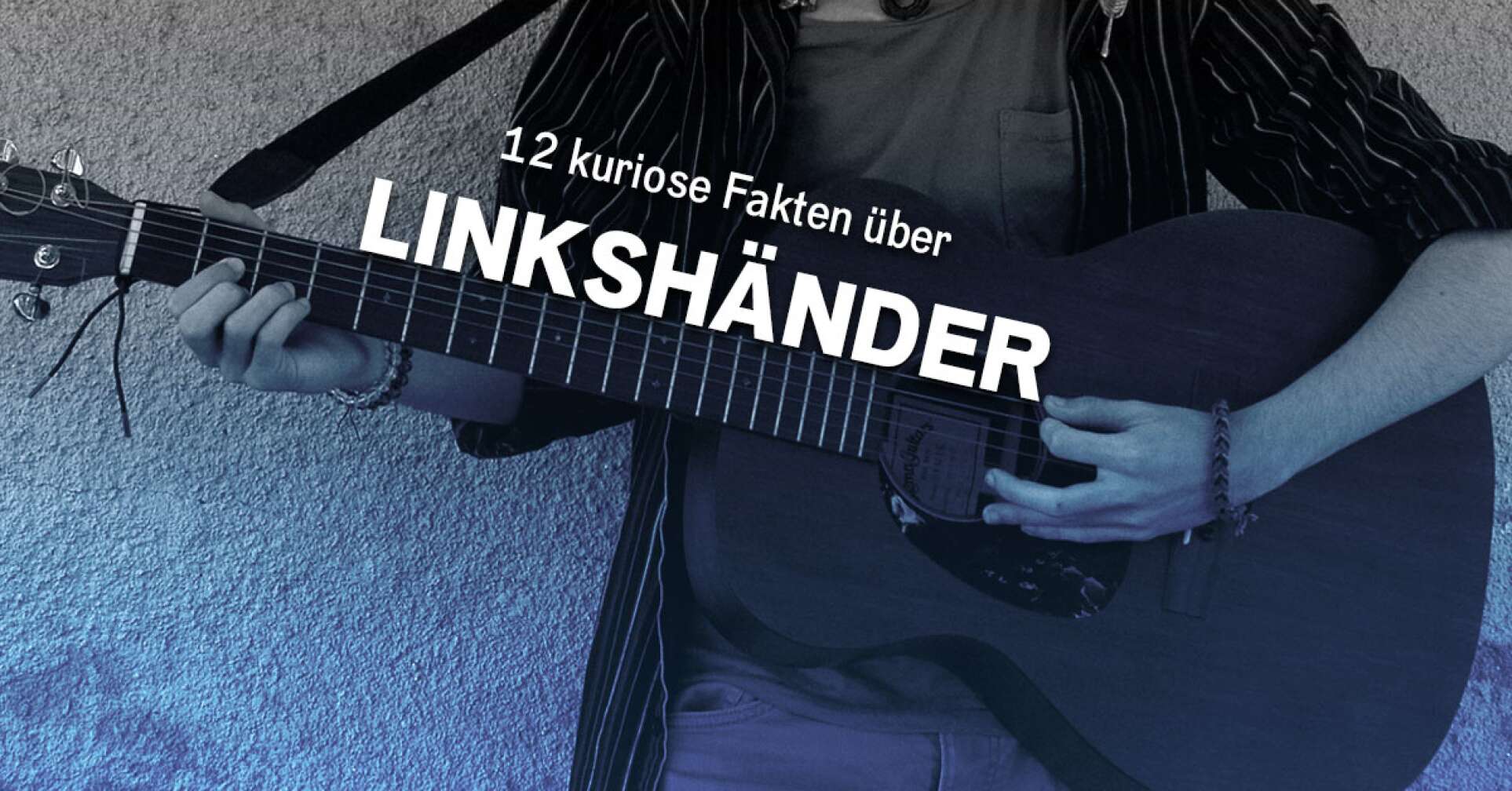 Mann spielt Akustikgitarre mit der linken Hand an