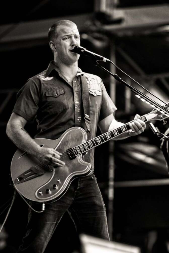 Josh Homme von "Queens Of The Stone Age" spielt Gitarre und singt