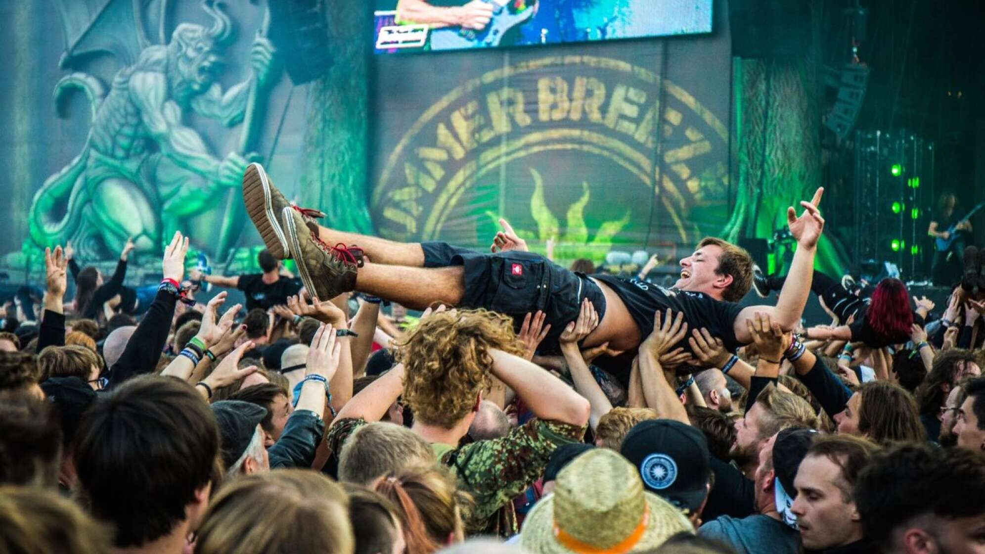 Crowdsurfer beim Summer Breeze Festival