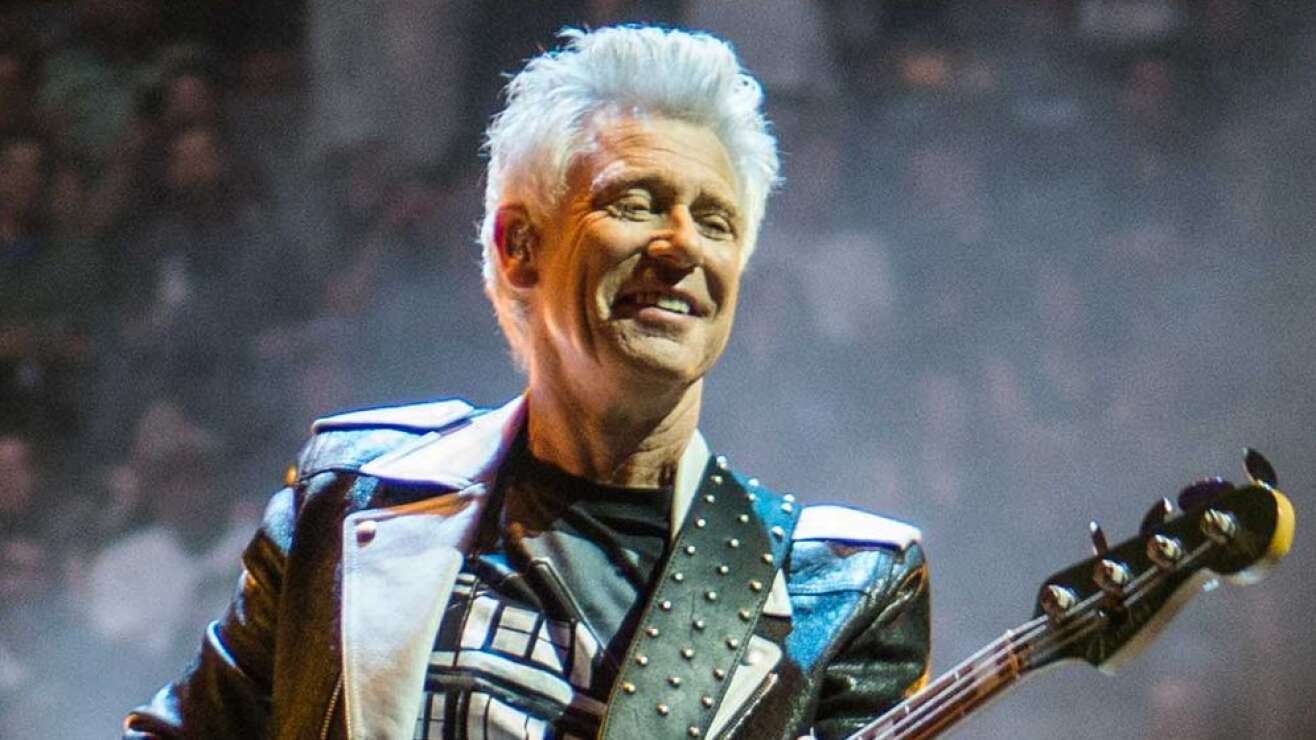 Adam Clayton: Unser Porträt über den U2-Bassisten