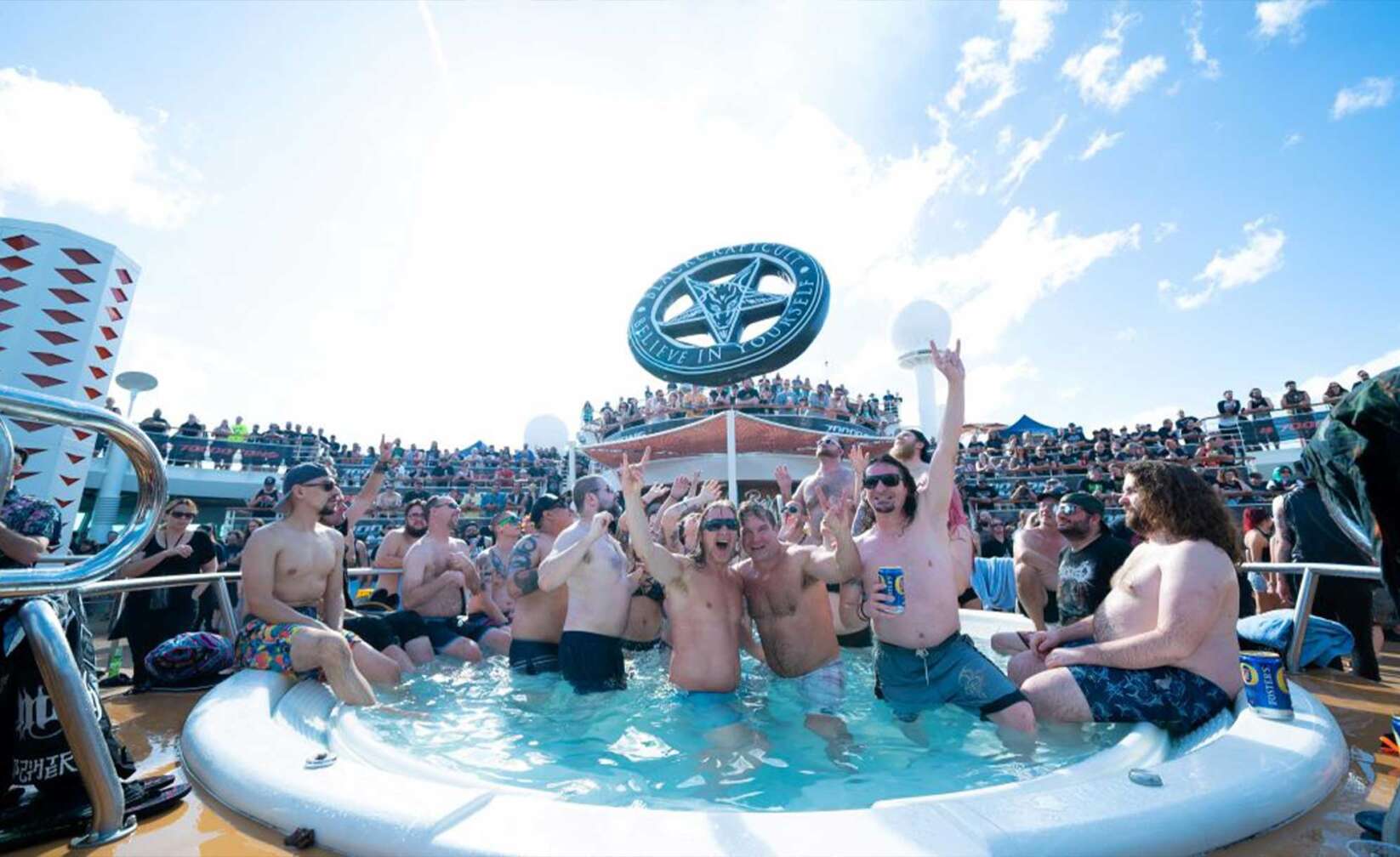 Bild von den 70000 Tons of Metal - Cruiser stehen im Pool