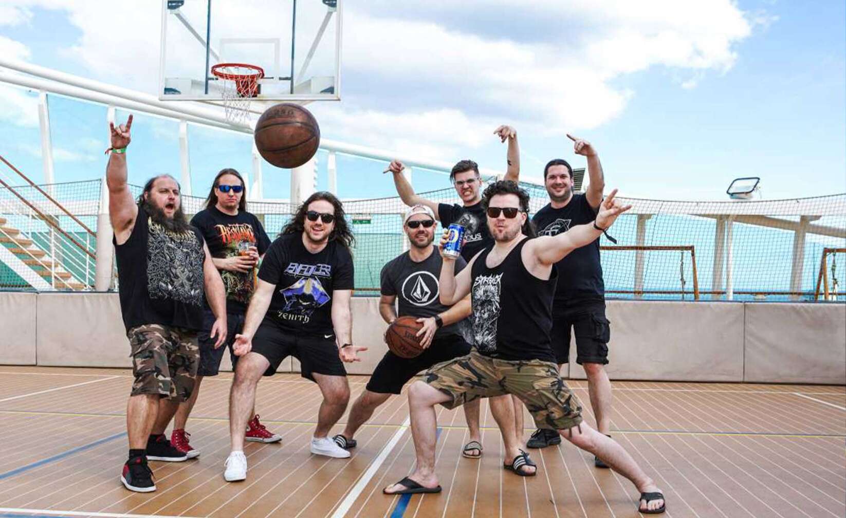 Bild von den 70000 Tons of Metal - Cruiser spielen auf dem Deck Basketball