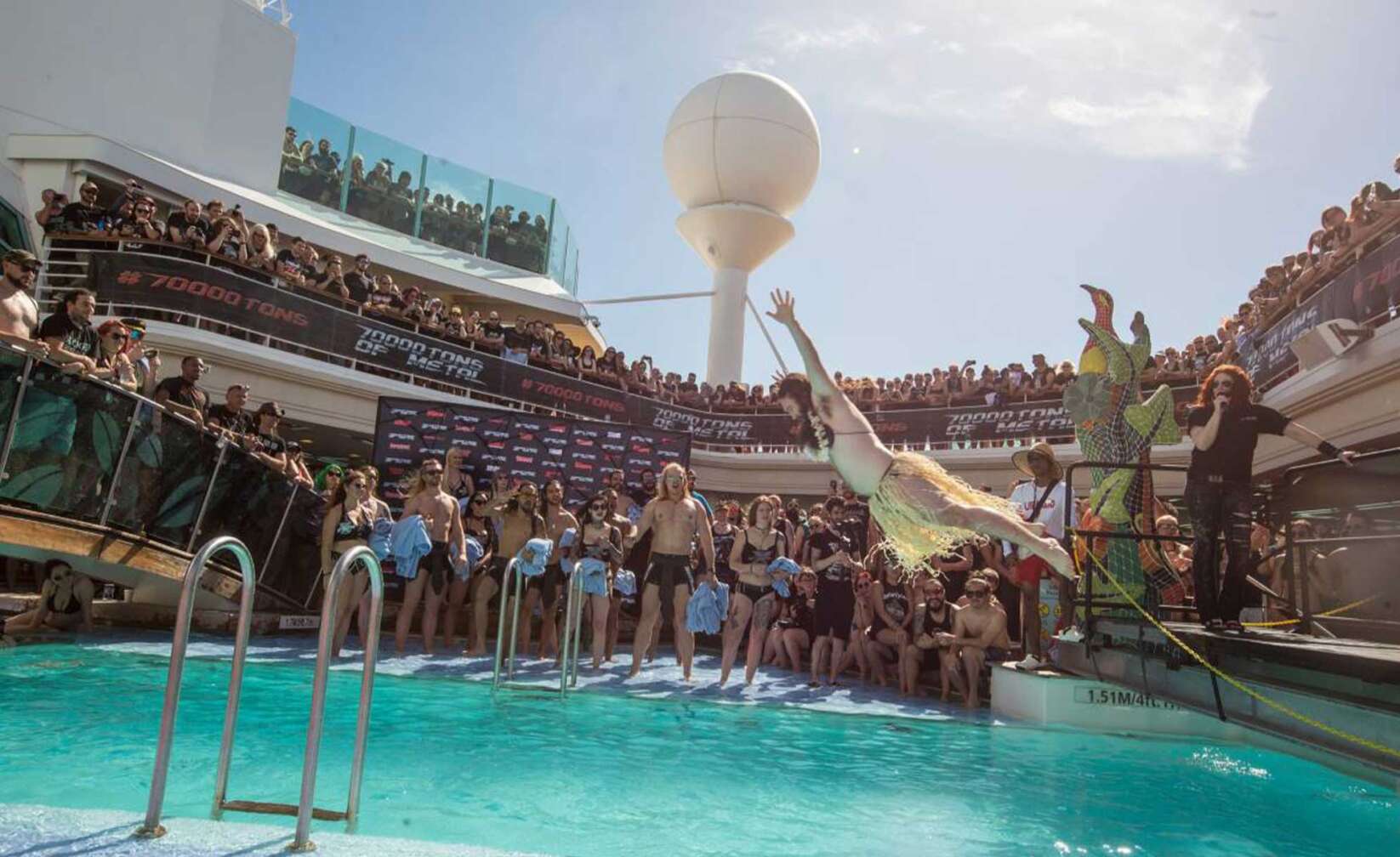 Bild von den 70000 Tons of Metal - Cruiser im Pool und im Hintergrund auf den verschiedenen Etages des Schiffes