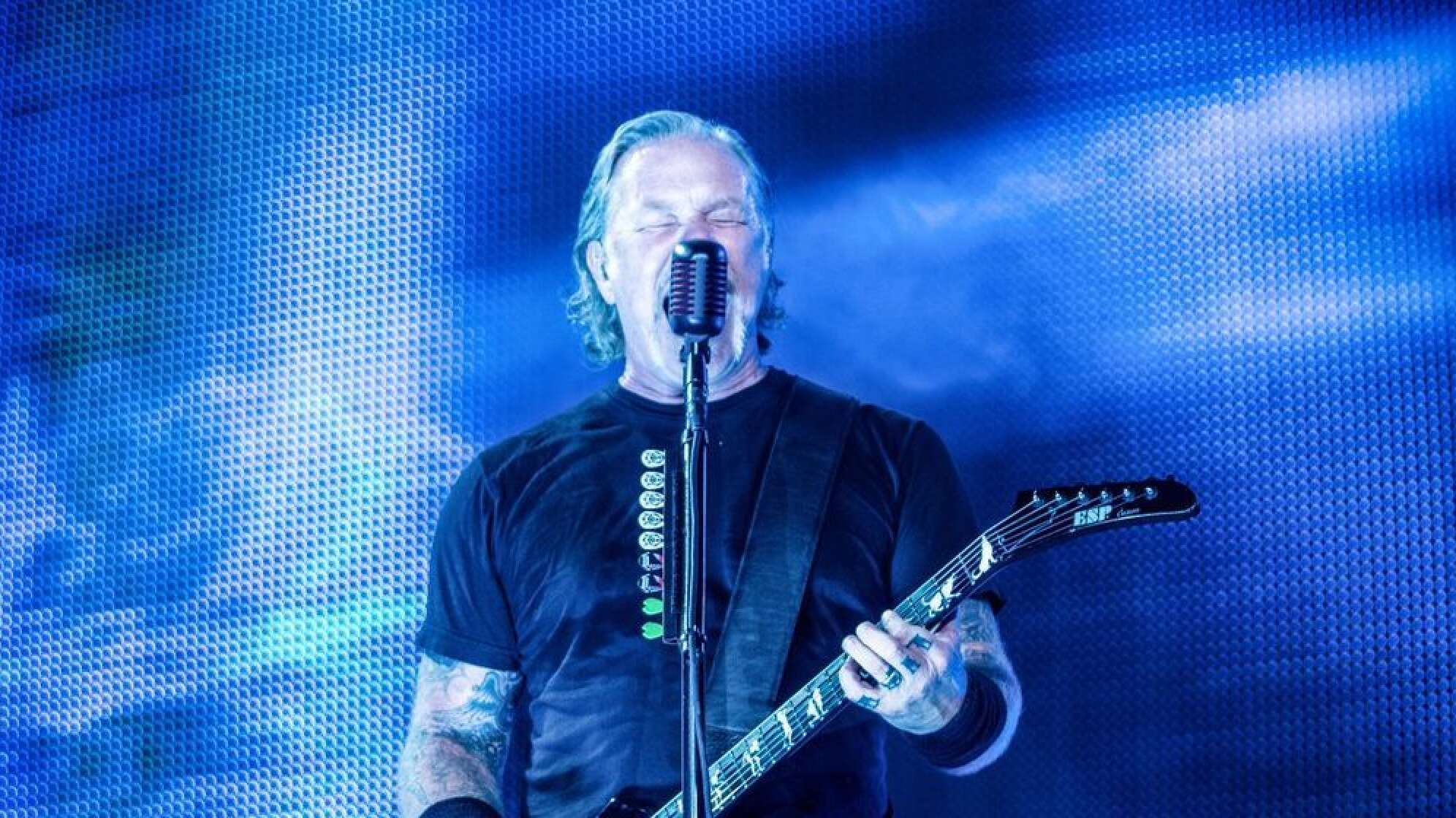 James Hetfield spielt Gitarre bei einer Live-Show