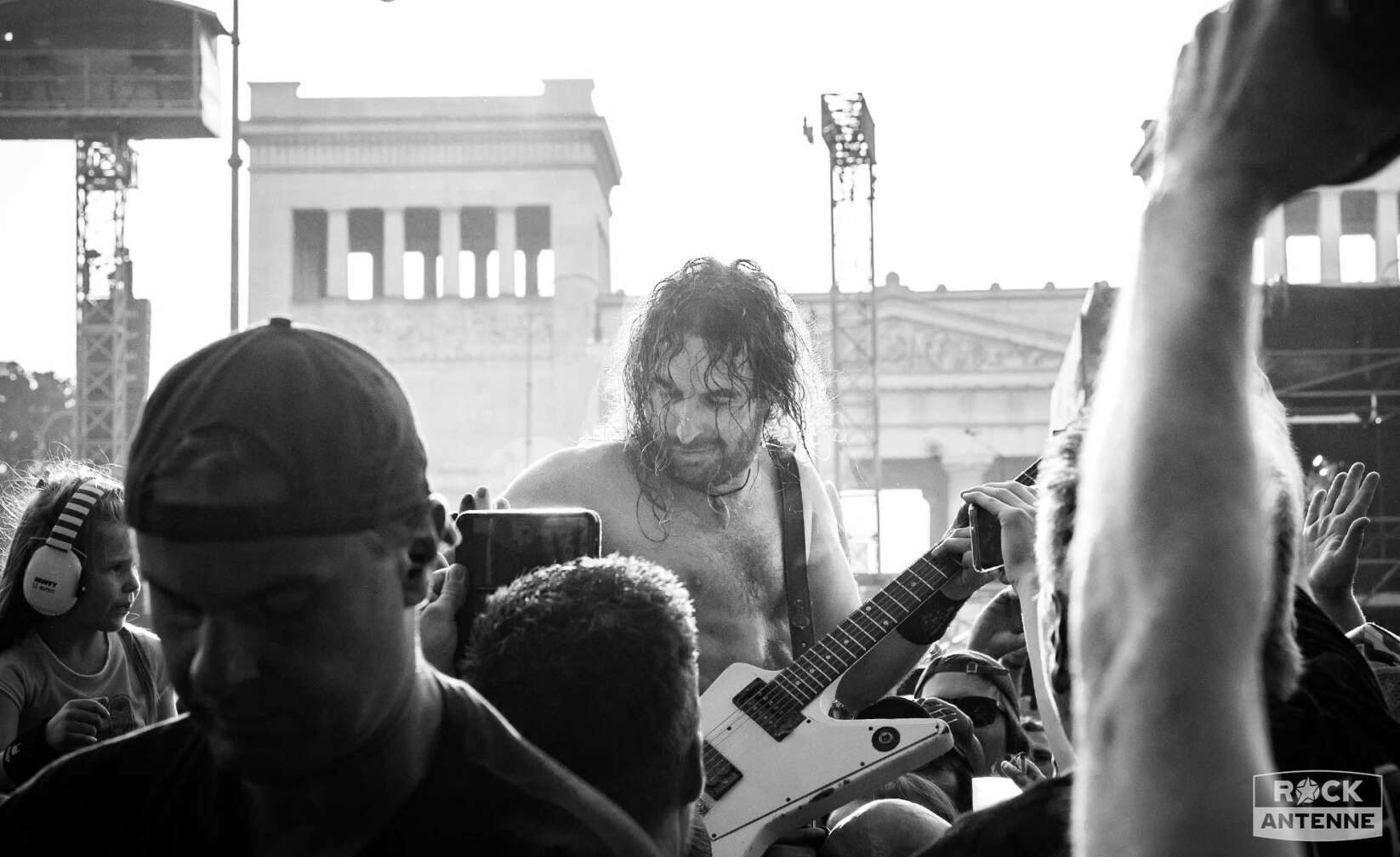 Airbourne beim Konzert am Königsplatz 2023 in München