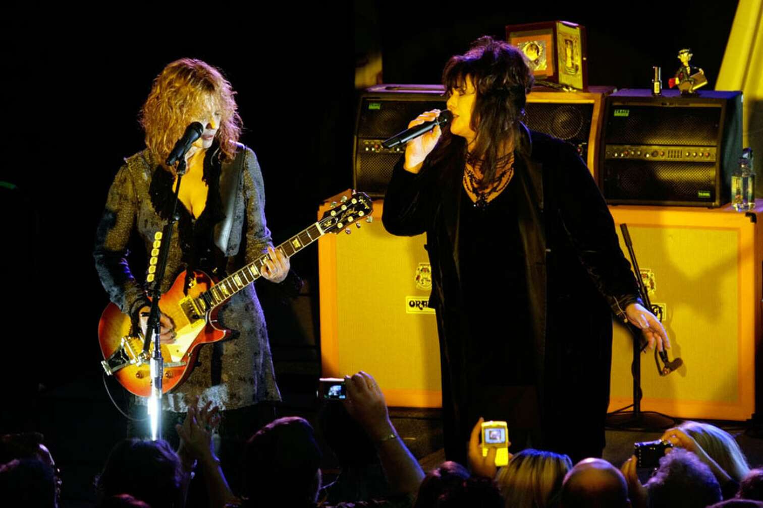 Ann und Nancy Wilson auf der Bühne, singend