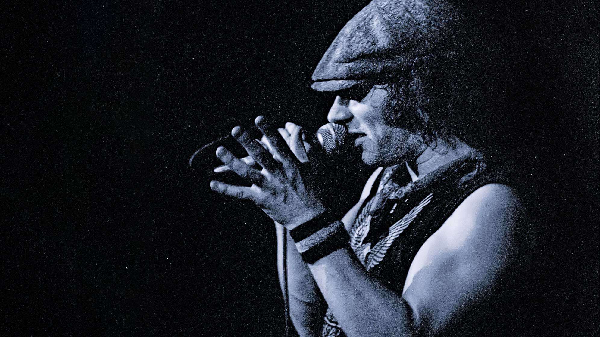 Brian Johnson bei einem Auftritt mit AC/DC in Manchester, 1980.