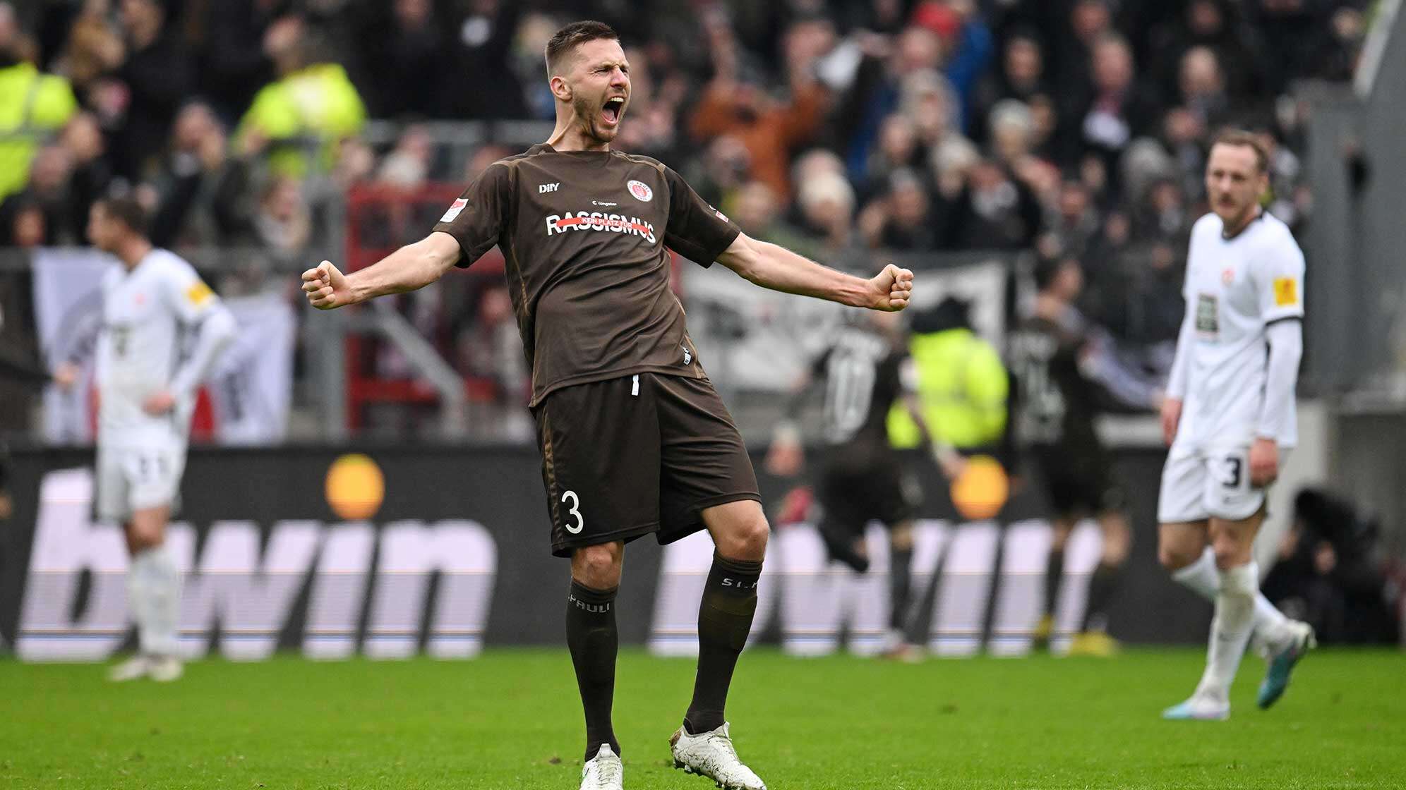 FC St. Pauli - 1. FC Kaiserslautern im Millerntor-Stadion. Karol Mets von St. Pauli jubelt nach dem Treffer zum 1:0.