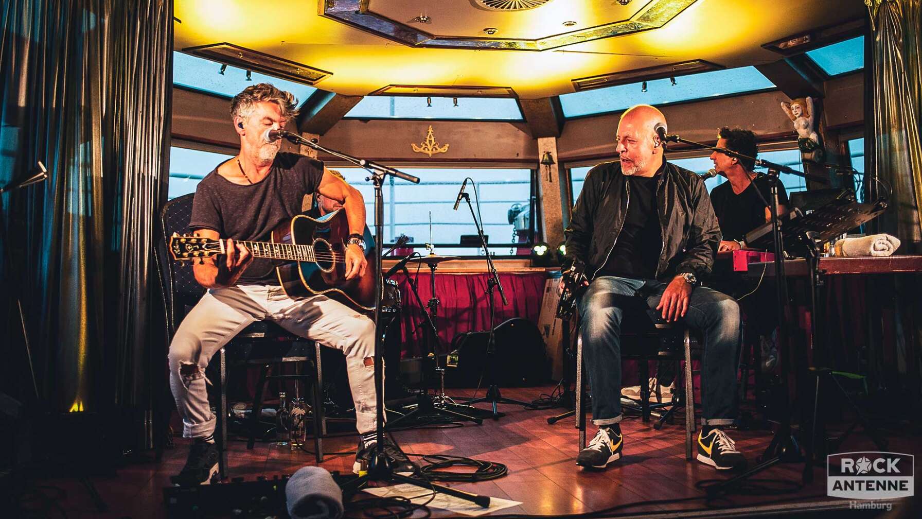 Die Fotos von Lotto King Karl & die 3 Richtigen live bei der Konzertreihe "Ship of Fools".