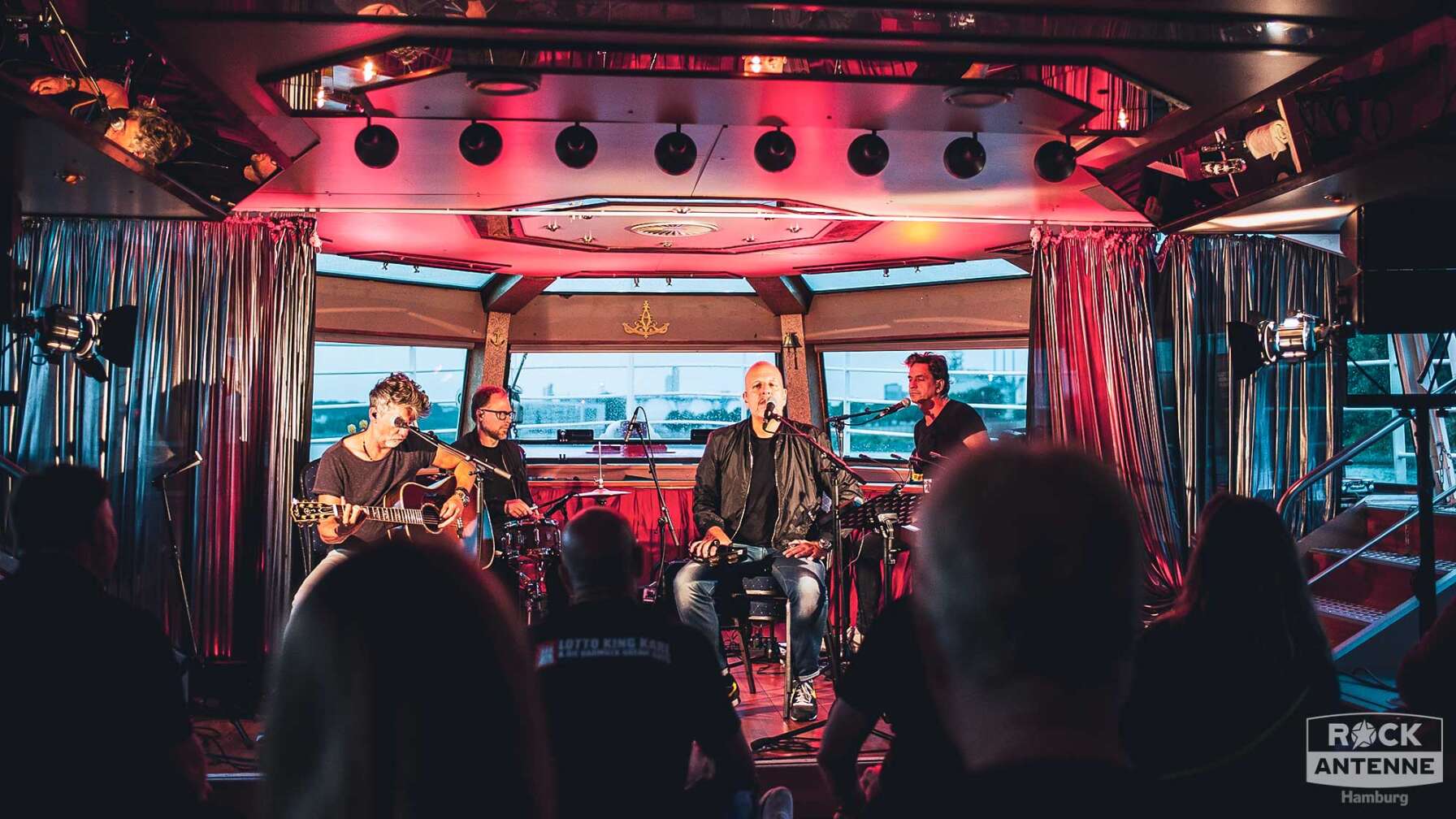 Die Fotos von Lotto King Karl & die 3 Richtigen live bei der Konzertreihe "Ship of Fools".