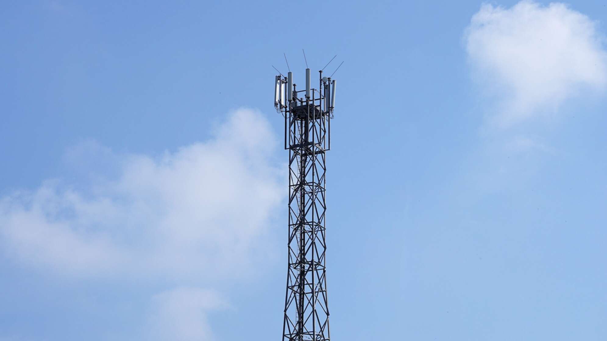 Ein Funkmast vor einem blauen Himmel