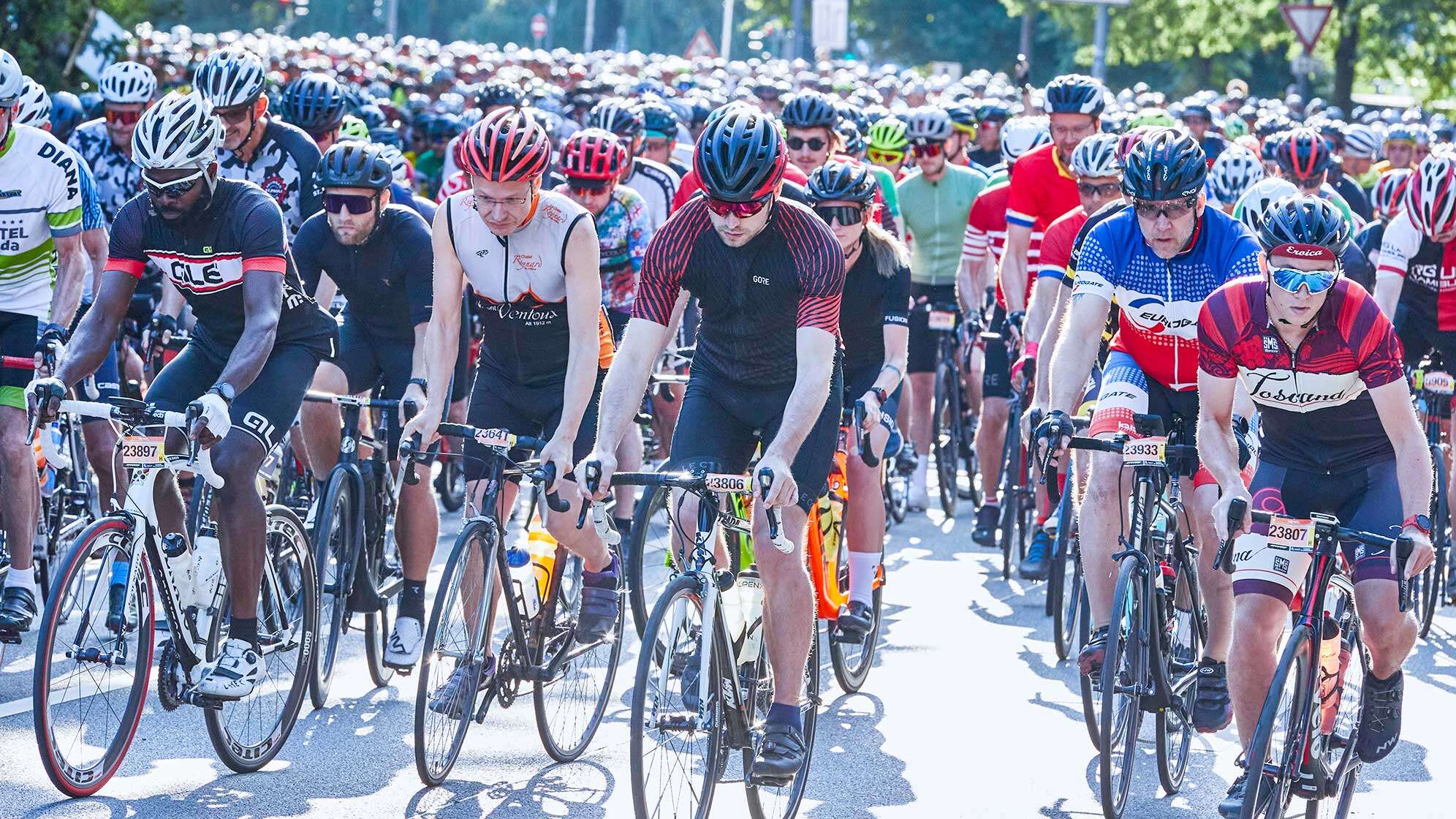 Radsport: Cyclassics, Teilnehmer des Altersklassen-Rennens beim Start auf der Kennedybrücke.