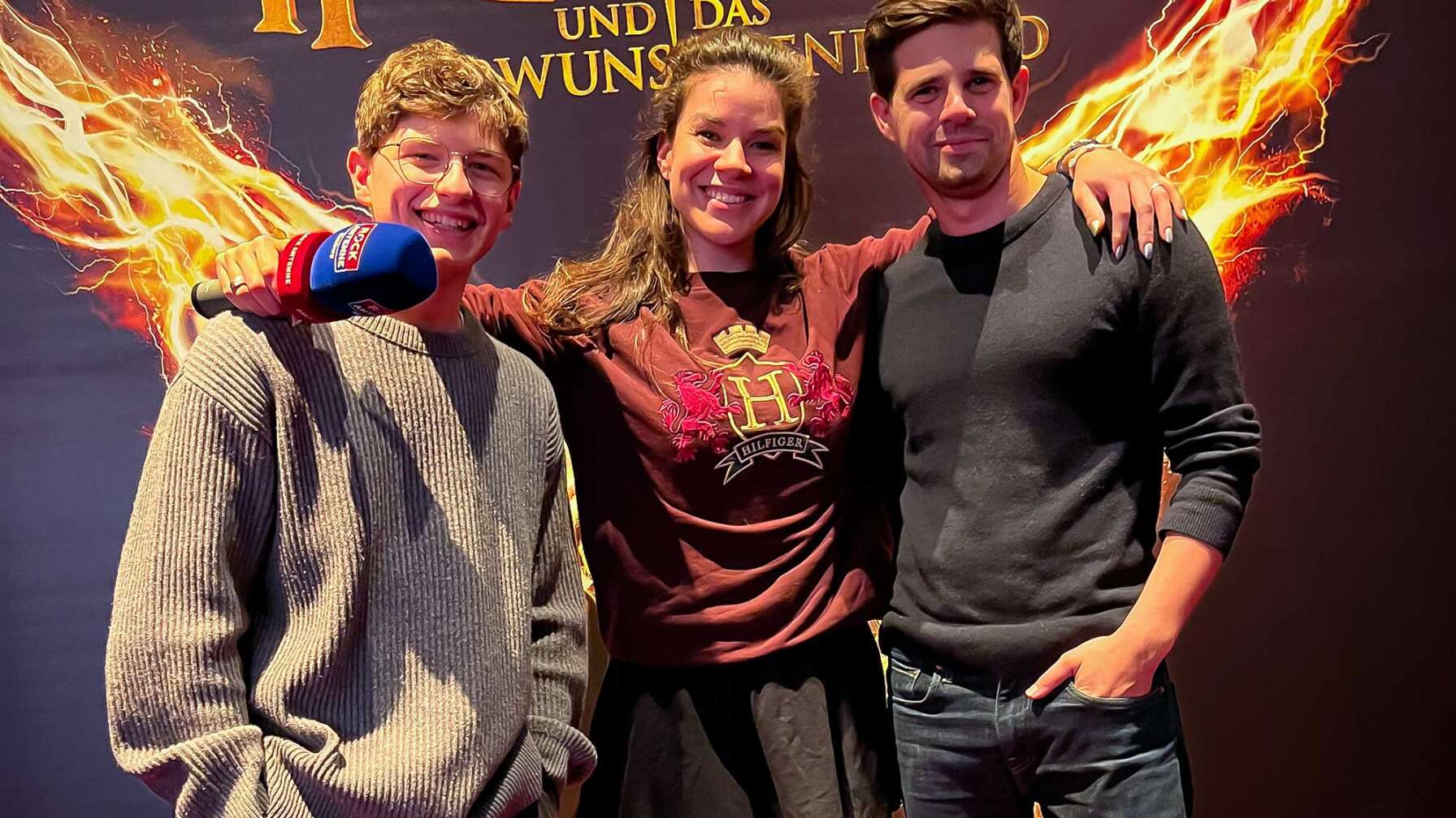 Lilly Roberts trifft die Darsteller von "Harry Potter und das verwunschene Kind" - von links nach rechts: Mattis Moll (Albus Potter), Lilly Roberts und Josef Ellers (Harry Potter).