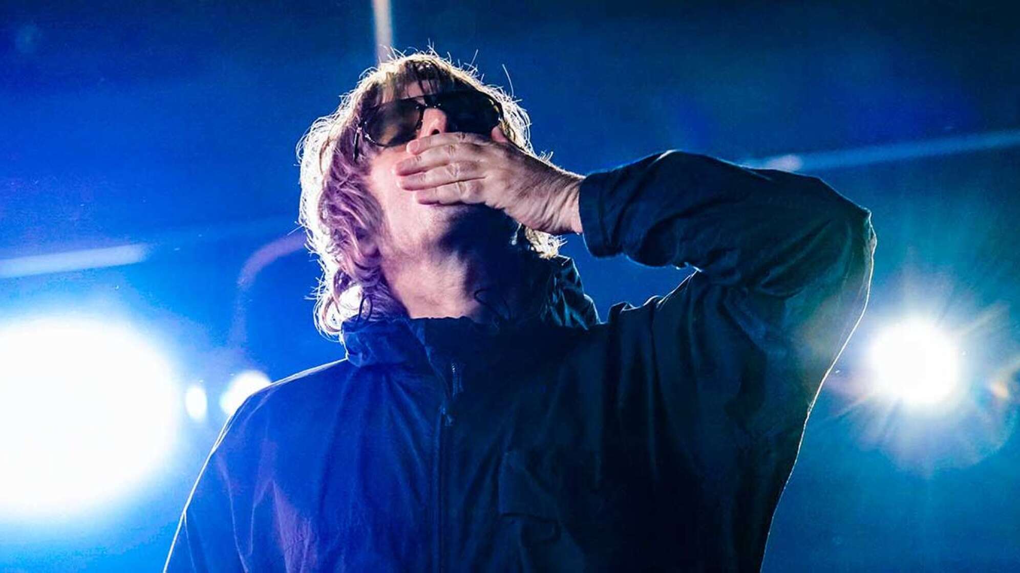 Liam Gallagher hält sich den Mund zu