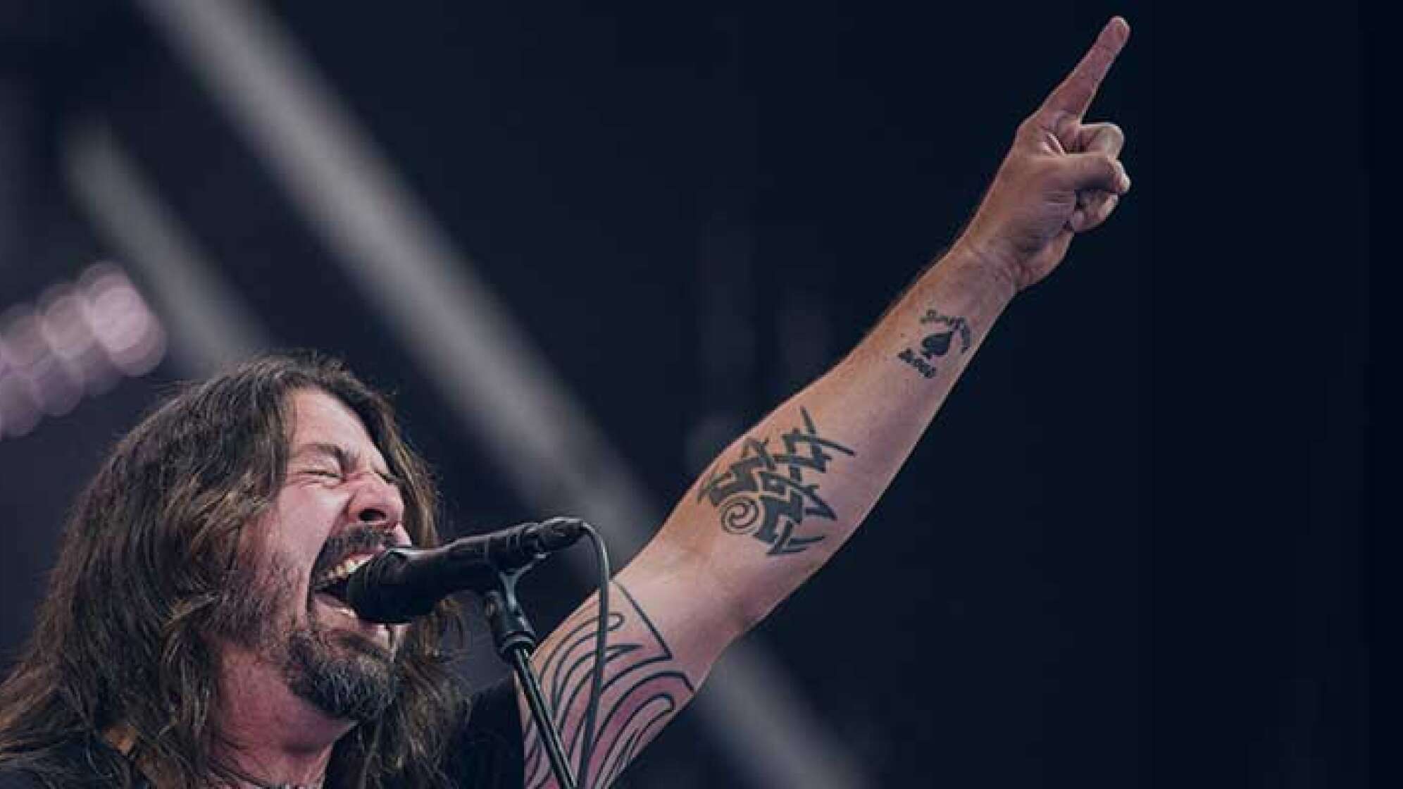 Dave Grohl schreit in ein Mikrofon