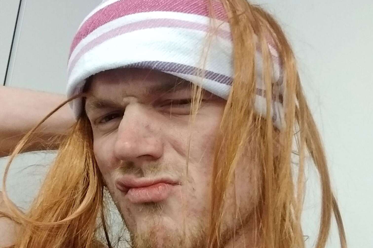 Kostümidee für Halloween: Axl Rose mit Perücke und Bandana aus Küchentuch