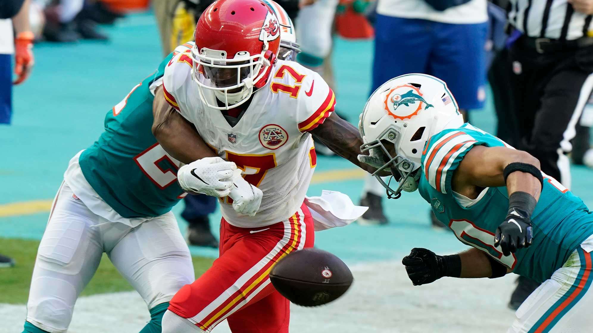 Zwei Spieler im Duell mit einem Fumble - Kansas City Chiefs gegen Miami Dolphins