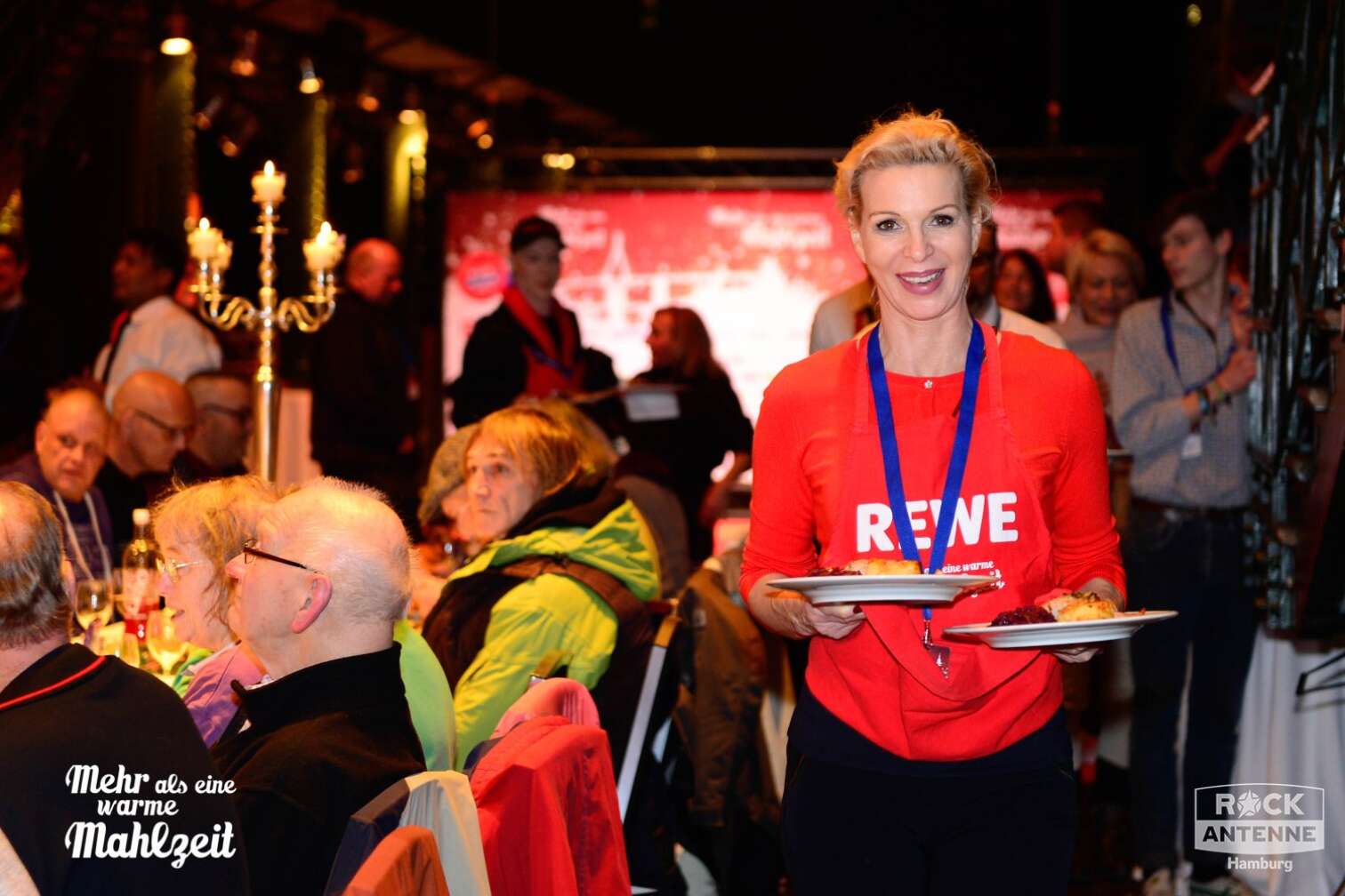 Foto der Hamburger Bedürftigenweihnachtsfeier "Mehr als eine warme Mahlzeit" in der Fischauktionshalle