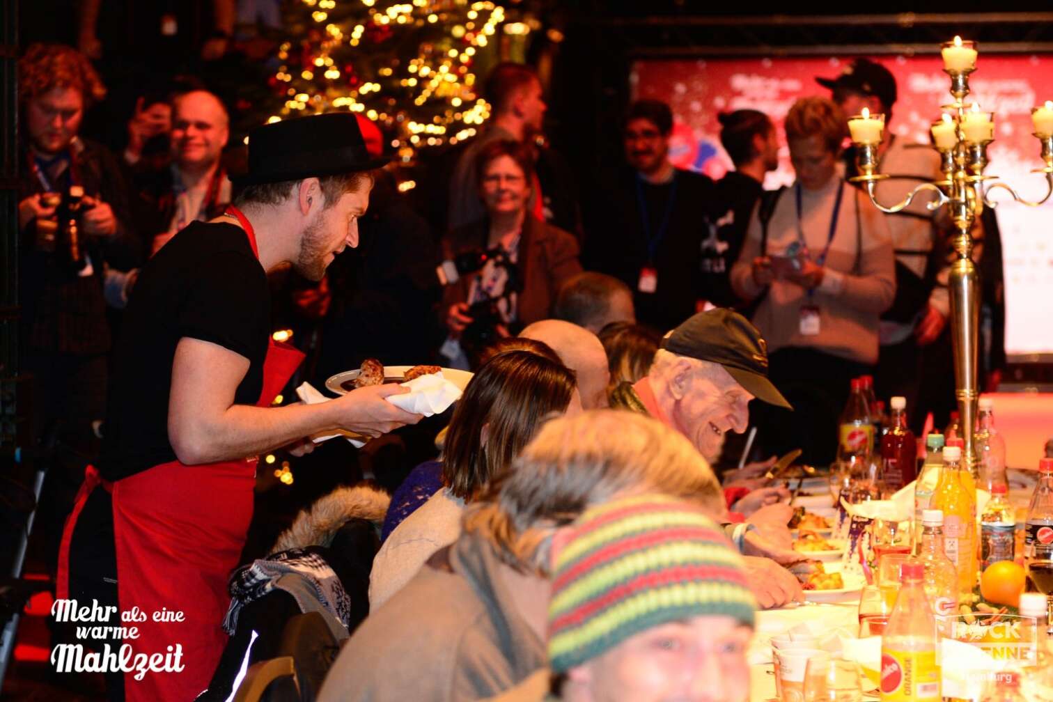 Foto der Hamburger Bedürftigenweihnachtsfeier "Mehr als eine warme Mahlzeit" in der Fischauktionshalle