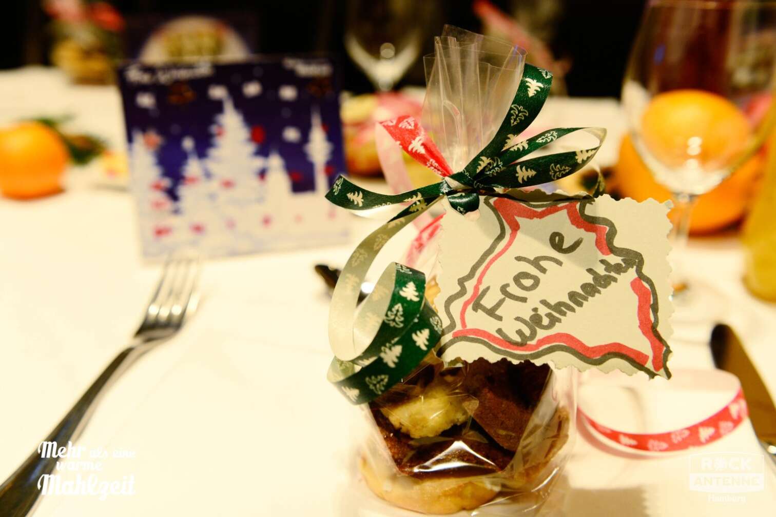 Foto der Hamburger Bedürftigenweihnachtsfeier "Mehr als eine warme Mahlzeit" in der Fischauktionshalle