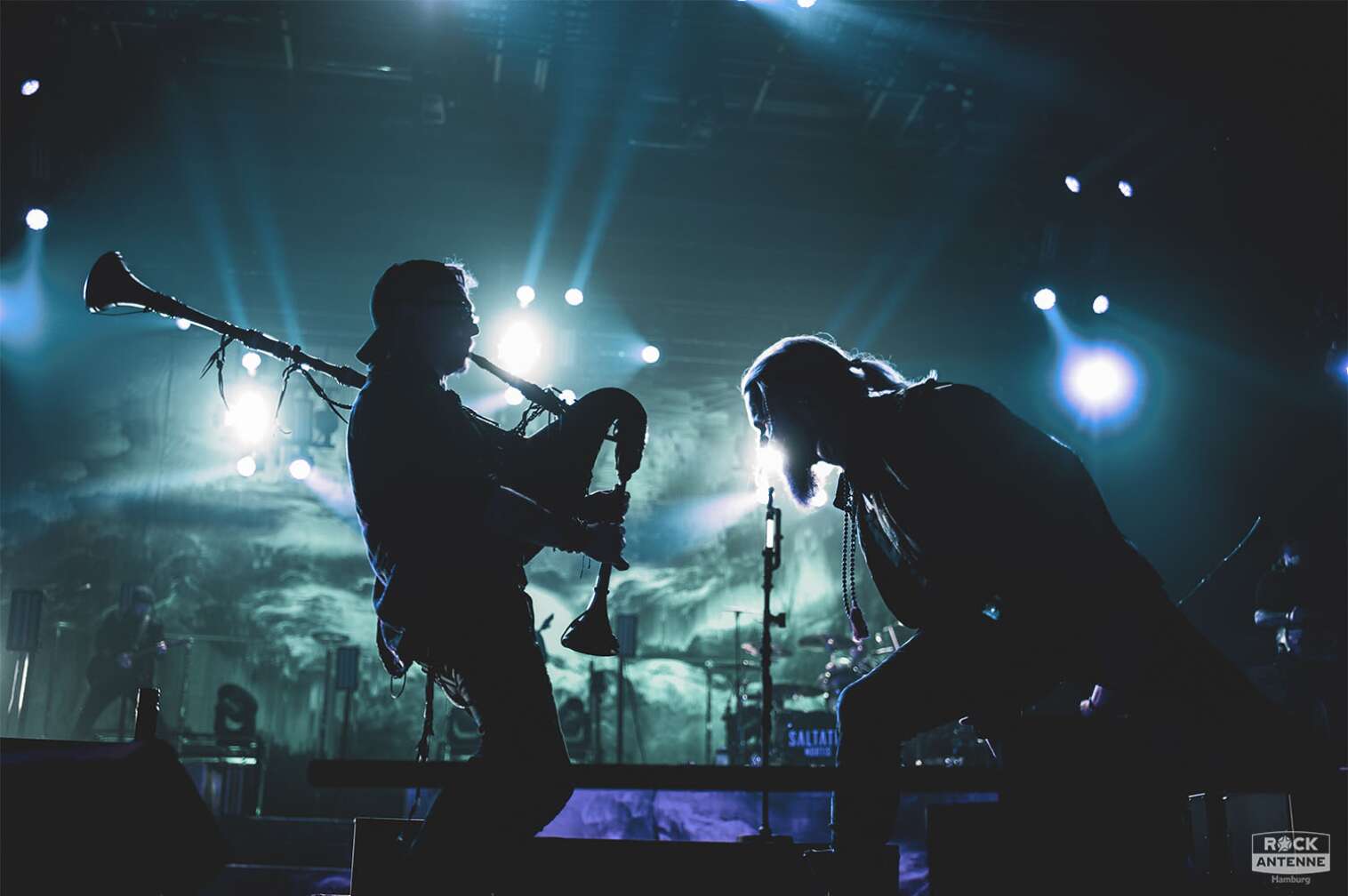 Ein Konzertfoto der Karlsruher Mittelalter Rock/Folk Metal Band SALTATIO MORTIS live in der Sporthalle Hamburg am 22.11.2023