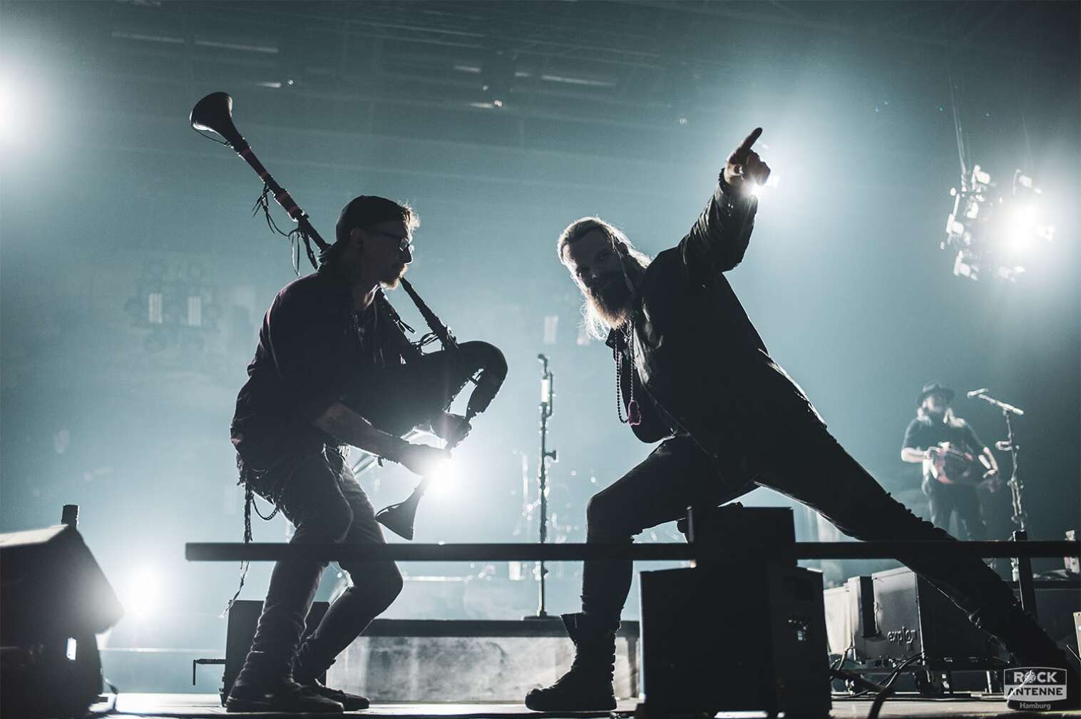 Ein Konzertfoto der Karlsruher Mittelalter Rock/Folk Metal Band SALTATIO MORTIS live in der Sporthalle Hamburg am 22.11.2023