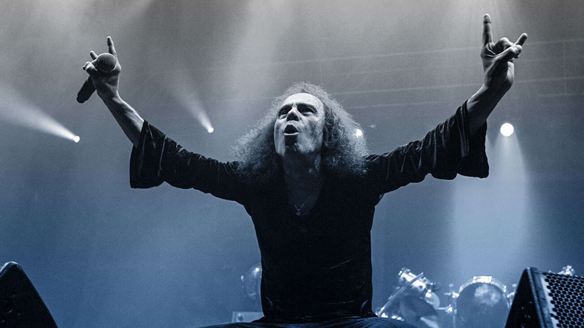 Ronnie James Dio bei einem Auftritt