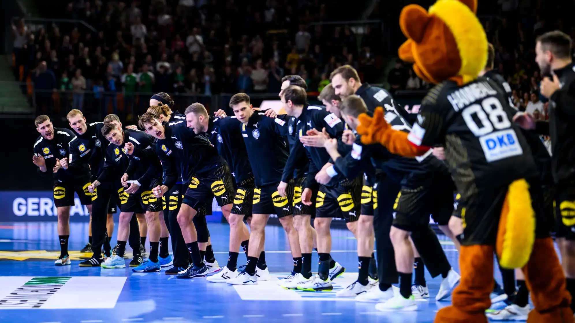 Das Team der deutschen Handball-Nationalmannschaft steht als Gruppe zusammen