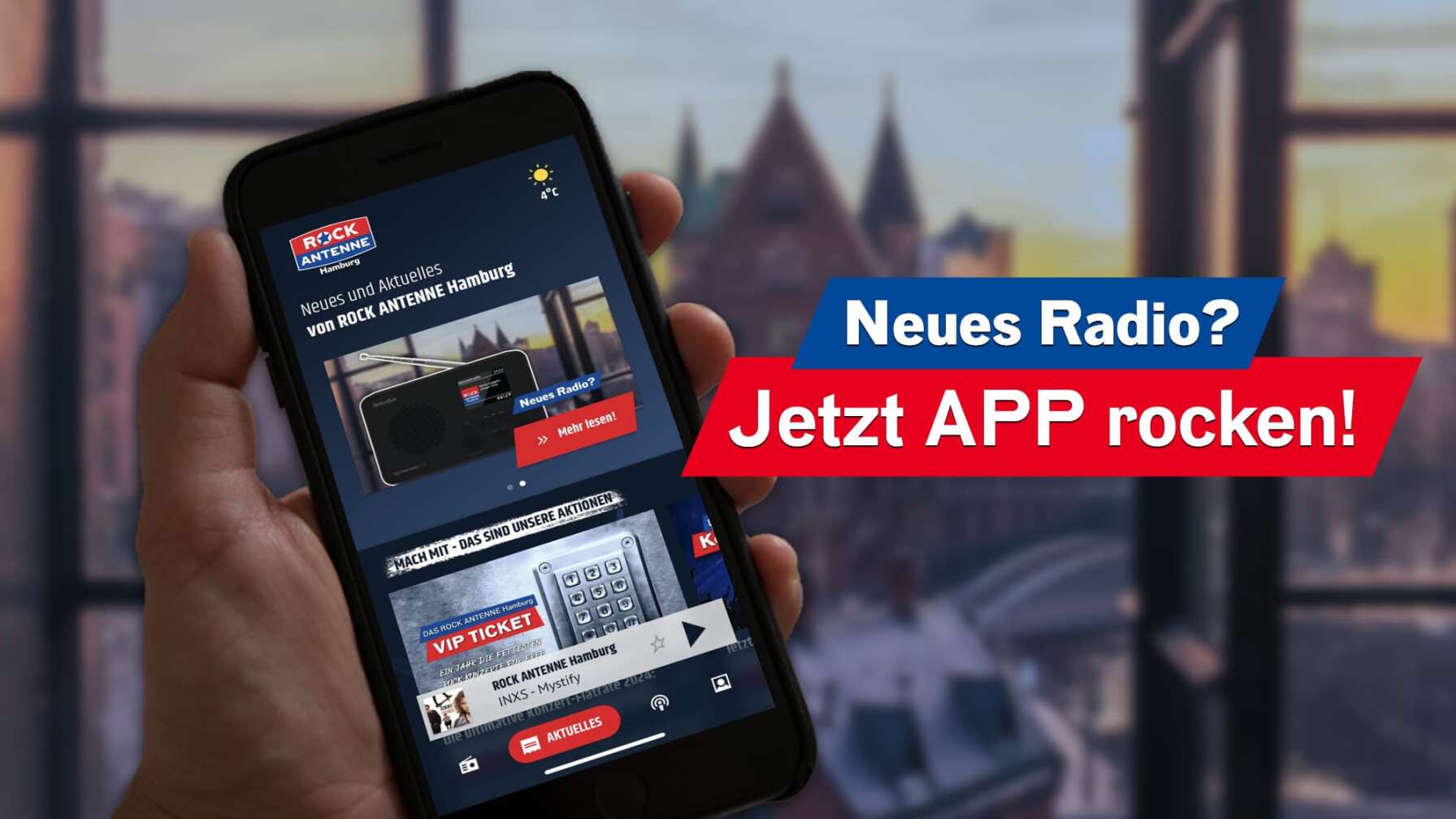 Im Hintergrund verschwommen ein Ausblick auf die Hamburger Speicherstadt, im Vordergrund eine Hand, die ein Smartphone mit der geöffneten ROCK ANTENNE Hamburg App auf dem Bildschirm in die Kamera hält, dazu der Text: Neues Radio? Jetzt APProcken!