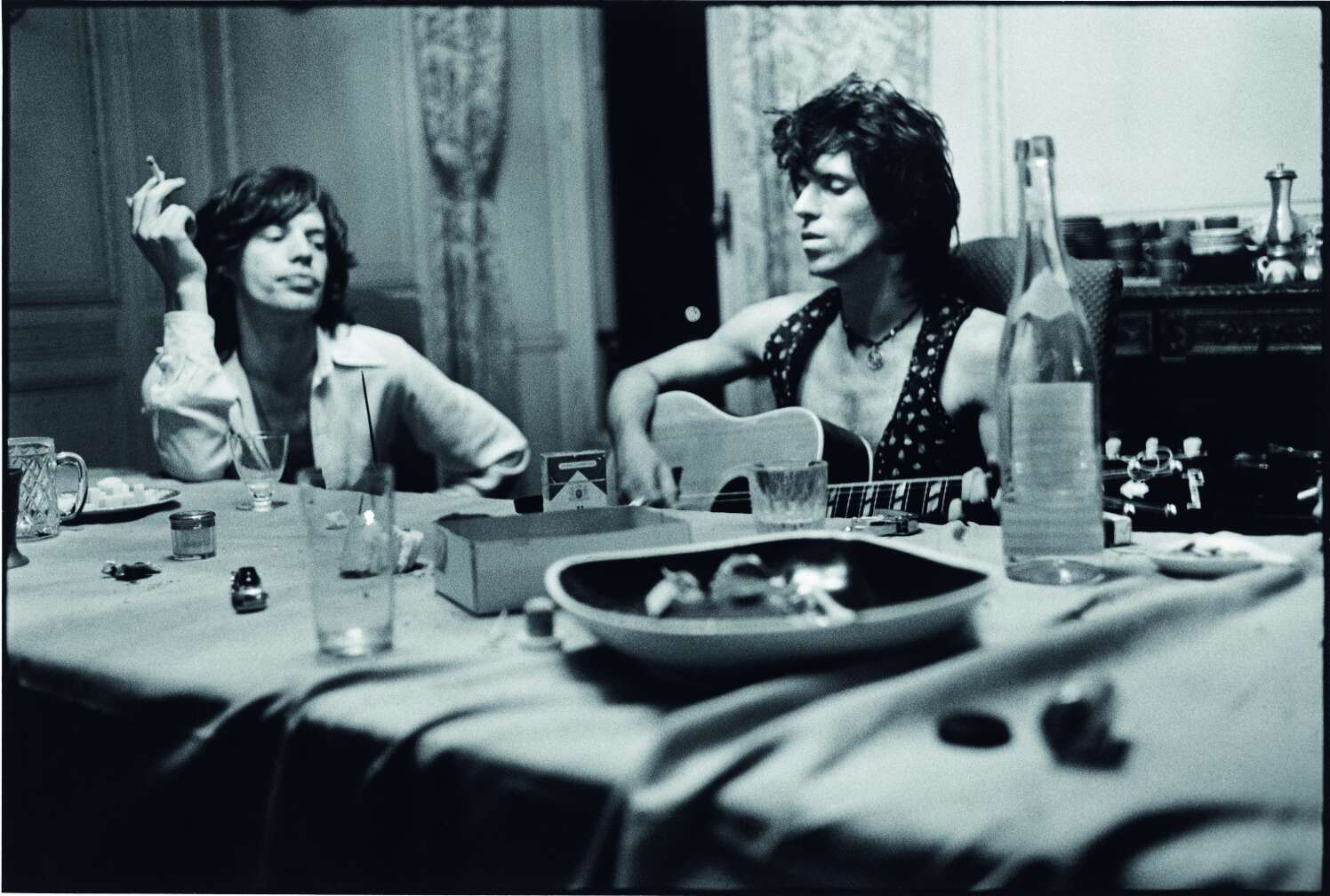 Mick Jagger und Keith Richard sitzen an einem Tisch