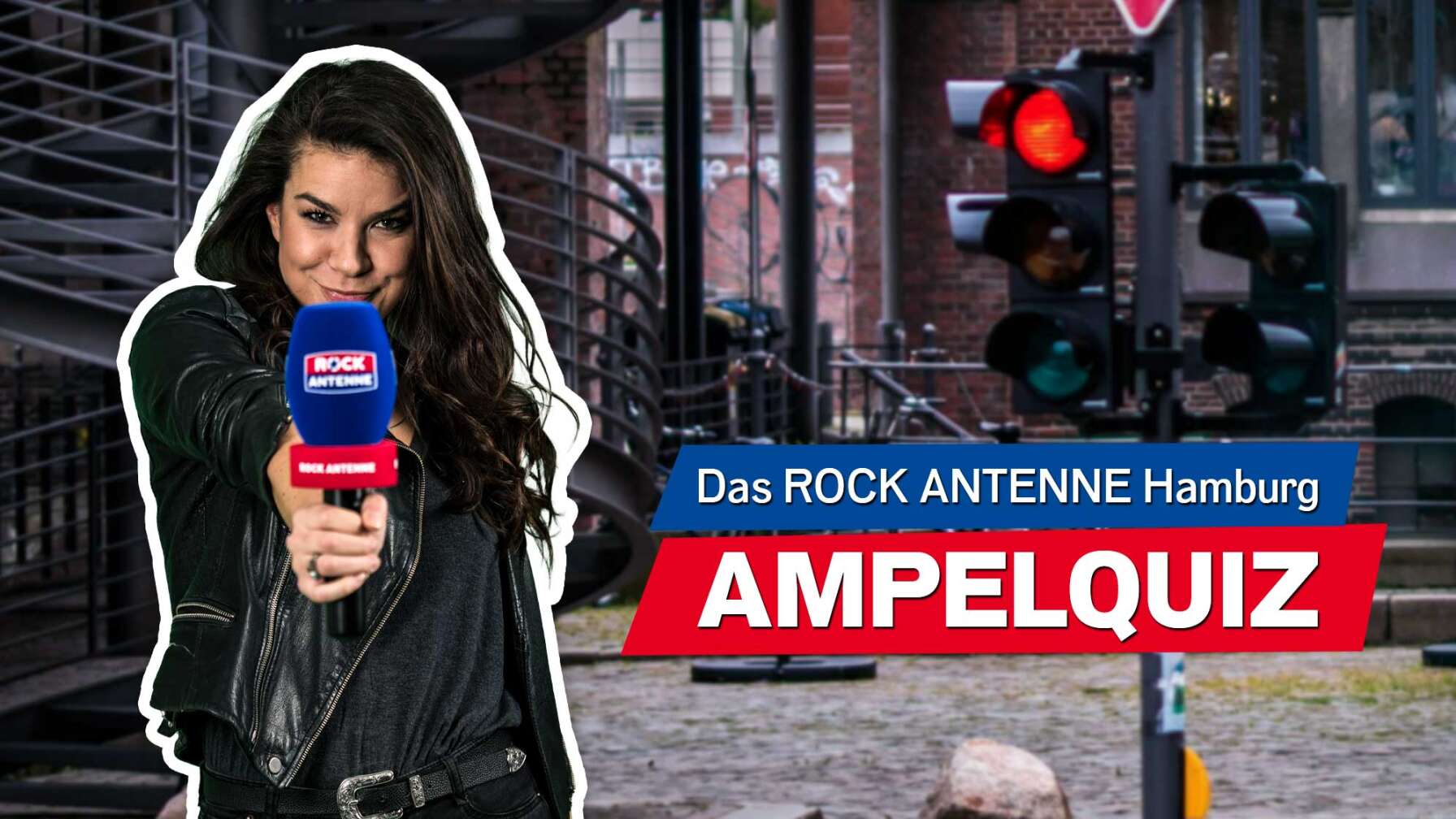 Bild von einer Ampel in der Hamburger Speicherstadt, im Vordergrund ROCK ANTENNE Hamburg Moderatorin Lilly Roberts, die ein Mikrofon mit Logo in Richtung Kamera hält, dazu der Text: Das ROCK ANTENNE Hamburg Ampelquiz