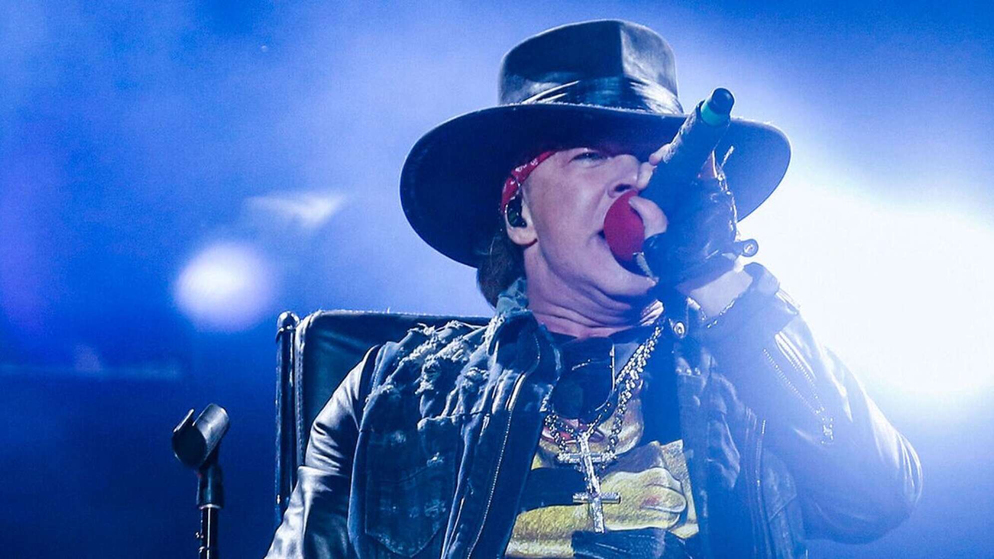 Porträtfoto von Axl Rose auf der Bühne, singend