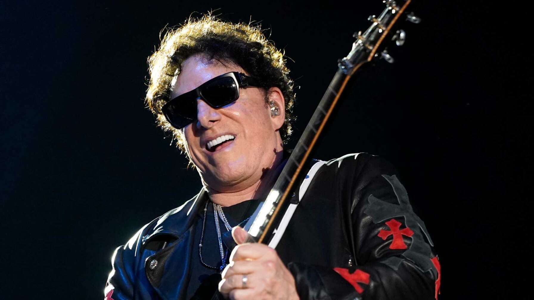 Ein bild von Neal Schon auf der Bühne