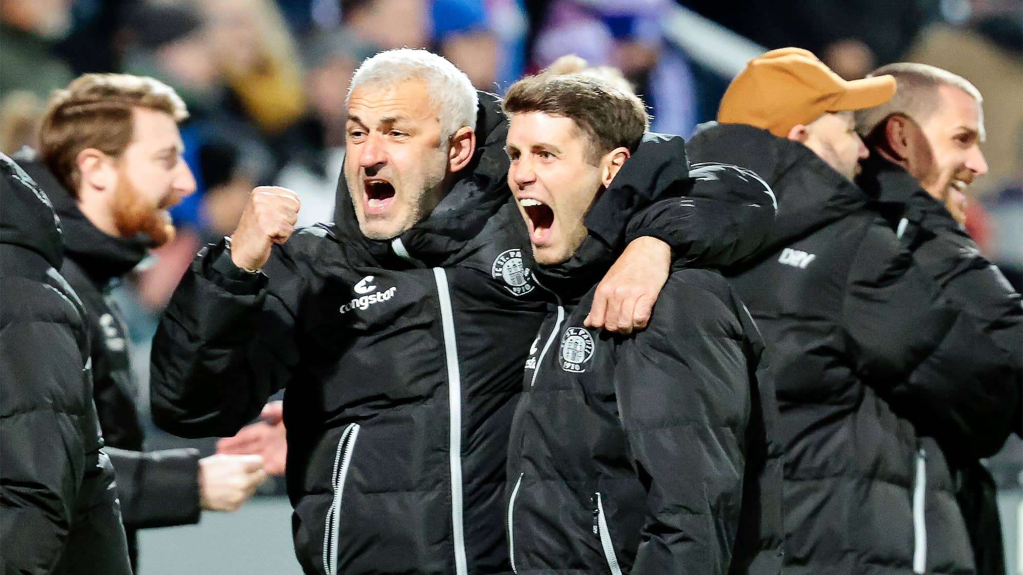 Fußball: 2. Bundesliga, Holstein Kiel - FC St. Pauli, 23. Spieltag, Holstein-Stadion. St. Paulis Co-Trainer Peter Nemeth (l) und St. Paulis Trainer Fabian Hürzeler jubeln nach dem Sieg. Foto: Frank Molter/dpa