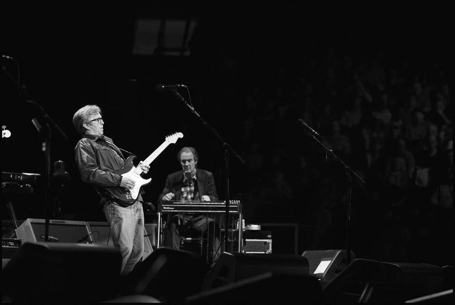 Crossroads mit Gitarre auf der Bühne