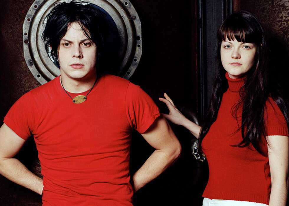 Jack und Meg White mit roten Oberteilen