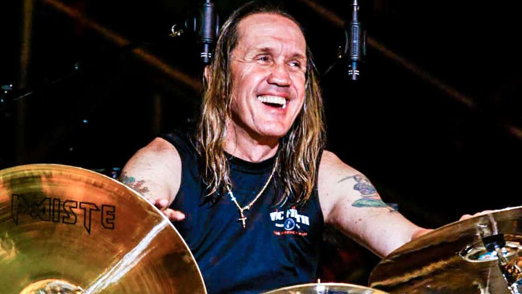 Nicko McBrain on stage lachend