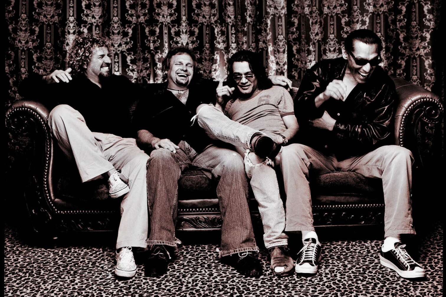Die Mitglieder von Van Halen sitzen auf einer Couch