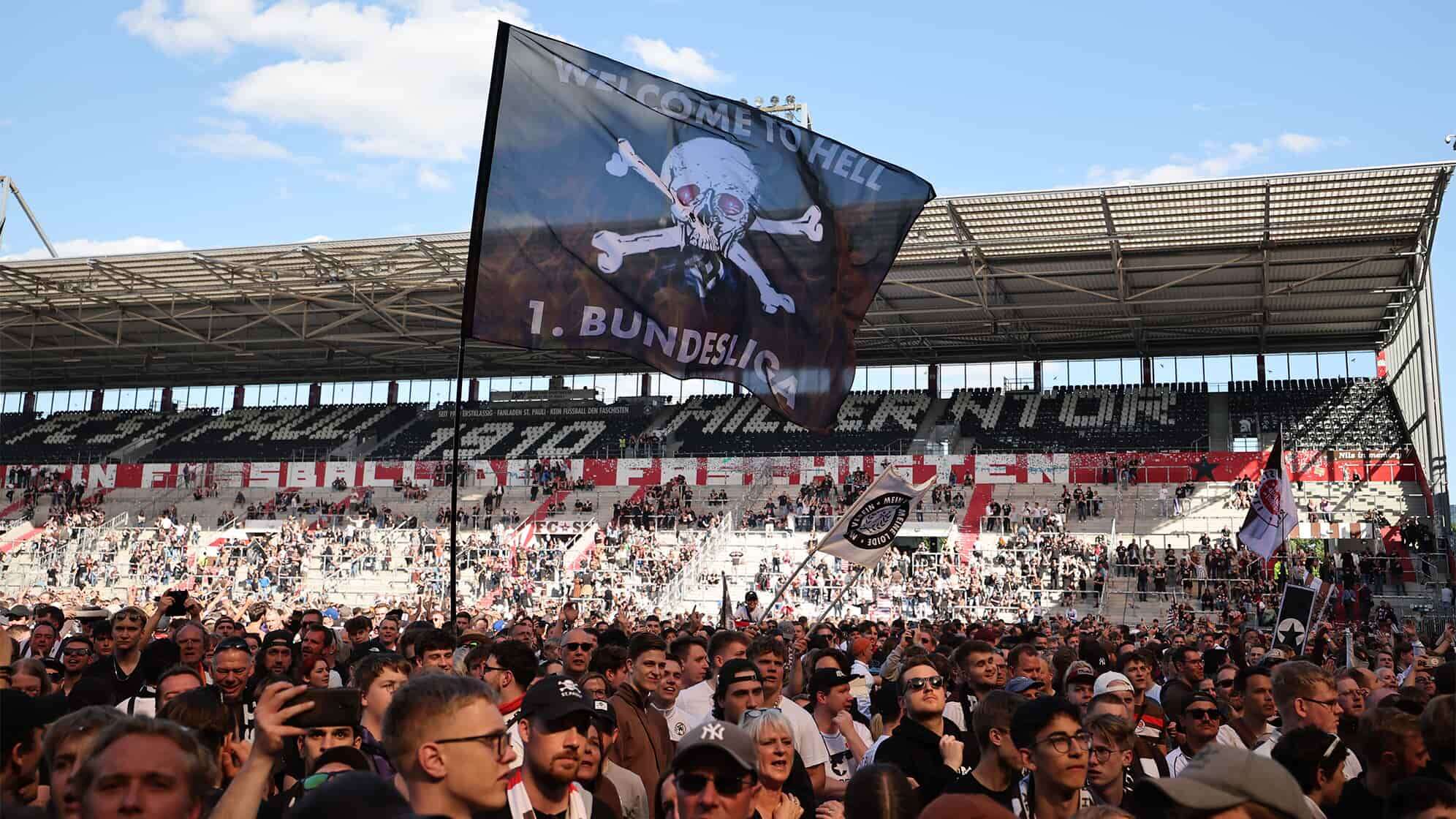 Bild von der feiernden Menge auf der Rasenfläche des Millerntorstadions nach dem Aufstieg des FC St, Pauli in die erste Fußball Bundesliga