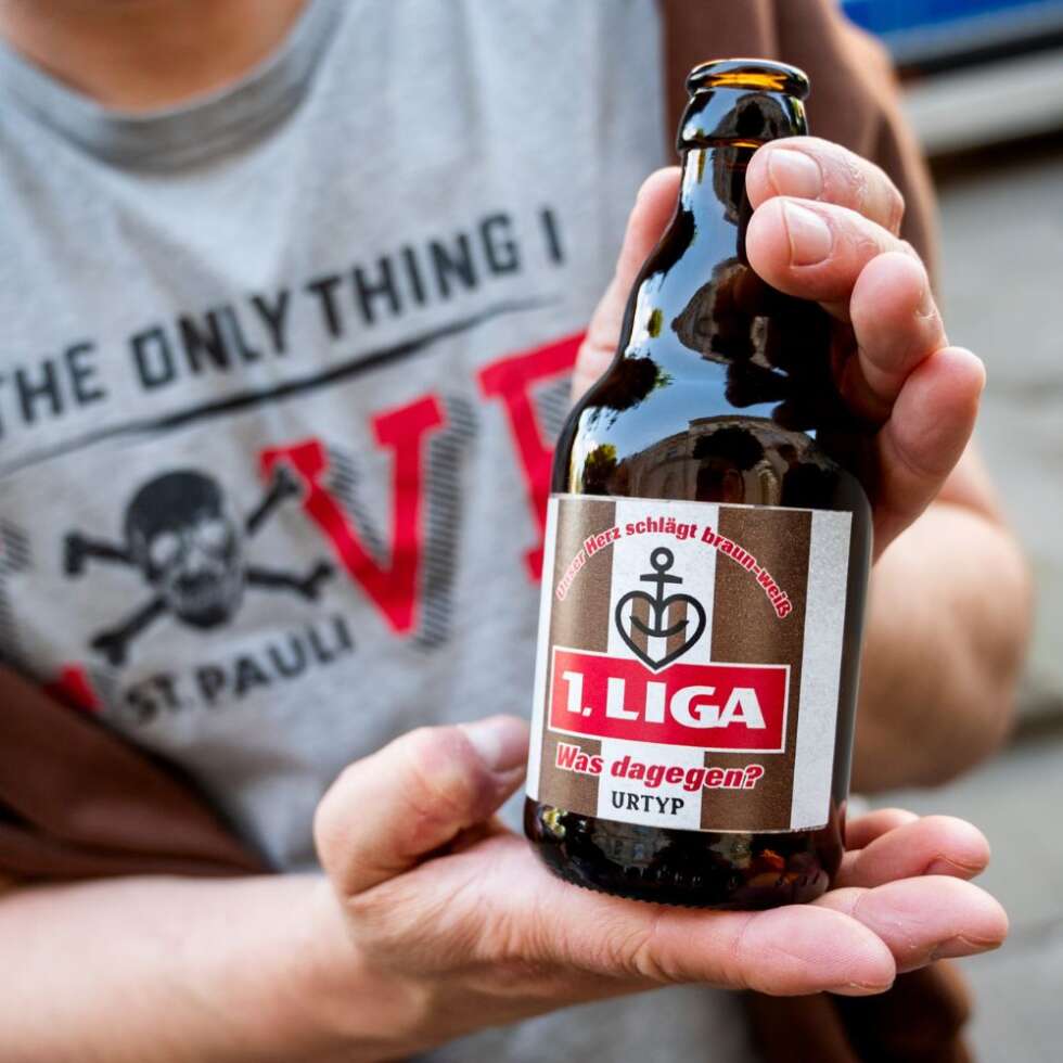 Der FC St. Pauli feiert seinen Aufstieg in die erste Bundesliga 2024 mit einem 1. Liga-Bier von Astra