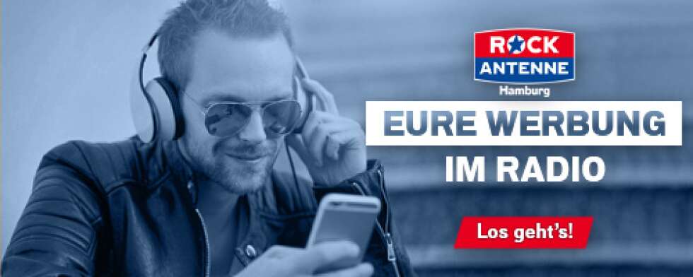 Mann mit Sonnenbrille und Kopfhörern sieht auf ein Smartphone, dazu ROCK ANTENNE Hamburg Logo und der Text: Eure Werbung im Radio - los gehts!