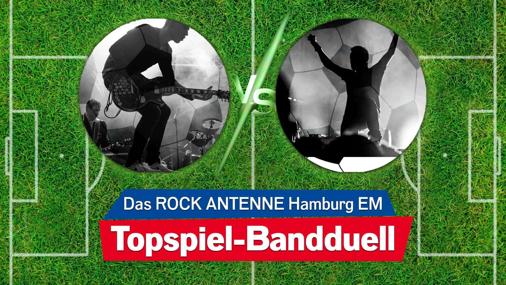 Bild eines Fußballfelds von oben, darauf zu sehen sind zwei Fußballförmige Kreise mit stilisierten Bildern einer Band, und der Text: Das ROCK ANTENNE Hamburg EM Topspiel-Bandduell