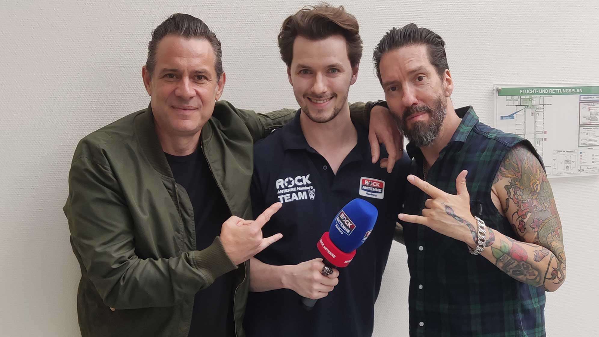 Foto von The BossHoss und Erik Steffens von ROCK ANTENNE Hamburg